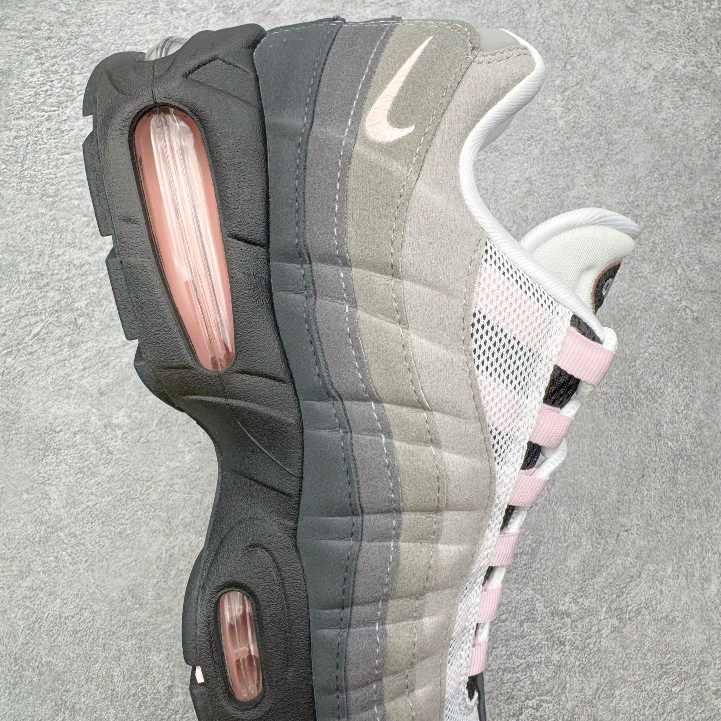 图片[6]-＃KZ神版 NK Air Max 95 OG 舒适百搭耐磨低帮气垫休闲跑步鞋 灰粉 HJ5996-001 亲自操刀耗时半年开发 重金购买全套印尼原厂纸板楦头开发 2025官方主推系列 致敬诞生30周年的传奇鞋型 Air Max 95 系列再度重磅复刻归来 以全新配色续写光辉历史 更以现代手法重塑经典 将复古风格与前沿科技完美融合 一比一鞋头弧度高度鞋身弧度 东莞原厂模具大底 一码一模 原厂高韧性Tpu 独家供应45.5 48.5 原厂特供同批次皮料与Zp零色差 原厂特供内外标均可过绿X扫描认证 独家原装Big Bubble气垫 气垫体积更大 提供更强的缓震性能和回弹性 进口玻璃冲刀皮料裁剪零毛边 电脑针车工艺 鞋面不留荧光细节 平台可冲 超高鞋面清洁度 最高QC检验标准 控制溢胶瑕疵 每一双都是工艺品 实拍调校N版已经零色差零失真 百分百还原实物色彩所见即所得 不存在货不对板色差等低级问题 选购参考实物拍摄 不混卖不参货 只用心做好货严格选品 承诺混一赔十 尺码：35.5 36 36.5 37.5 38 38.5 39 40 40.5 41 42 42.5 43 44 44.5 45 45.5 46 47.5 48.5-选品中心
