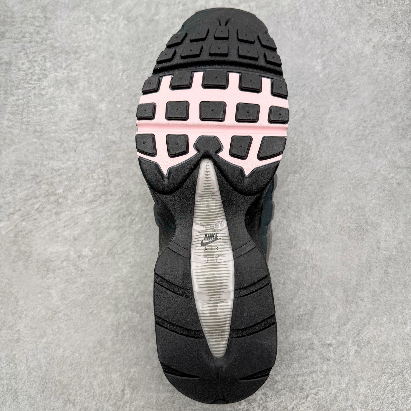 图片[9]-＃KZ神版 NK Air Max 95 OG 舒适百搭耐磨低帮气垫休闲跑步鞋 灰粉 HJ5996-001 亲自操刀耗时半年开发 重金购买全套印尼原厂纸板楦头开发 2025官方主推系列 致敬诞生30周年的传奇鞋型 Air Max 95 系列再度重磅复刻归来 以全新配色续写光辉历史 更以现代手法重塑经典 将复古风格与前沿科技完美融合 一比一鞋头弧度高度鞋身弧度 东莞原厂模具大底 一码一模 原厂高韧性Tpu 独家供应45.5 48.5 原厂特供同批次皮料与Zp零色差 原厂特供内外标均可过绿X扫描认证 独家原装Big Bubble气垫 气垫体积更大 提供更强的缓震性能和回弹性 进口玻璃冲刀皮料裁剪零毛边 电脑针车工艺 鞋面不留荧光细节 平台可冲 超高鞋面清洁度 最高QC检验标准 控制溢胶瑕疵 每一双都是工艺品 实拍调校N版已经零色差零失真 百分百还原实物色彩所见即所得 不存在货不对板色差等低级问题 选购参考实物拍摄 不混卖不参货 只用心做好货严格选品 承诺混一赔十 尺码：35.5 36 36.5 37.5 38 38.5 39 40 40.5 41 42 42.5 43 44 44.5 45 45.5 46 47.5 48.5-选品中心