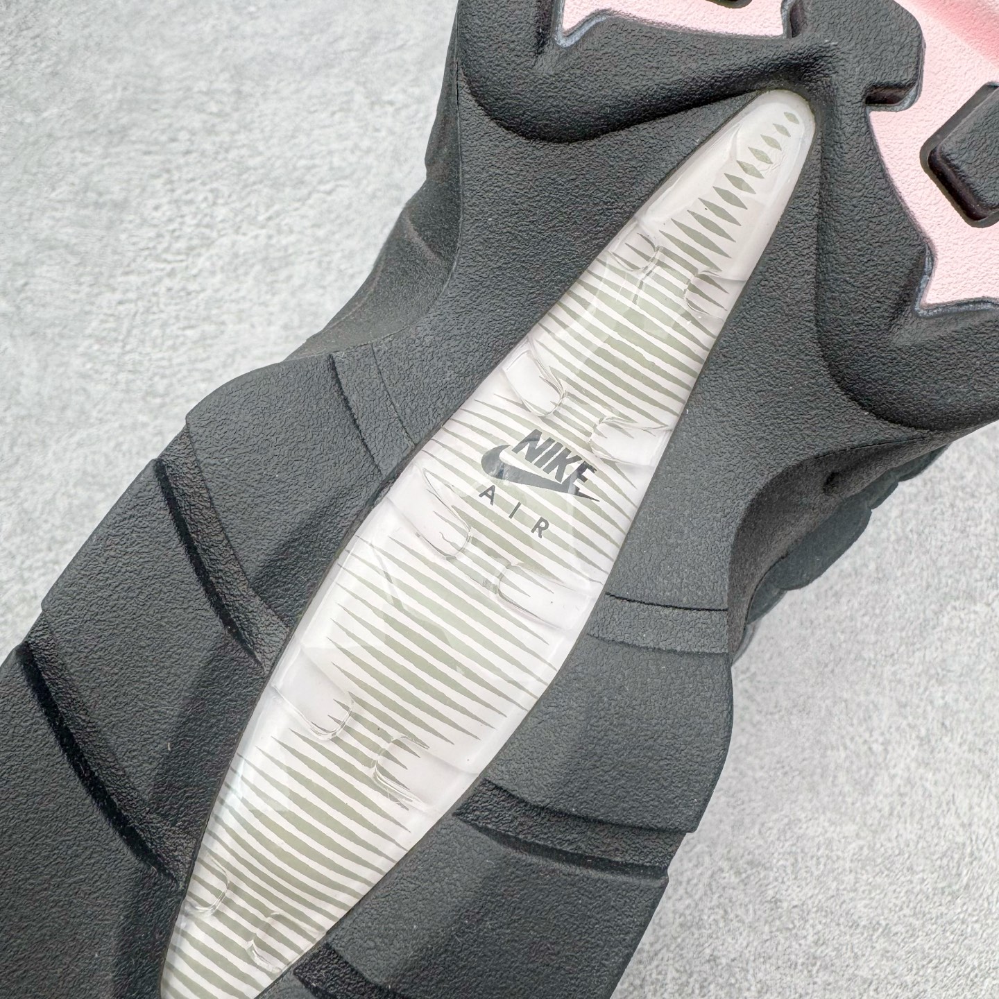 图片[10]-＃KZ神版 NK Air Max 95 OG 舒适百搭耐磨低帮气垫休闲跑步鞋 灰粉 HJ5996-001 亲自操刀耗时半年开发 重金购买全套印尼原厂纸板楦头开发 2025官方主推系列 致敬诞生30周年的传奇鞋型 Air Max 95 系列再度重磅复刻归来 以全新配色续写光辉历史 更以现代手法重塑经典 将复古风格与前沿科技完美融合 一比一鞋头弧度高度鞋身弧度 东莞原厂模具大底 一码一模 原厂高韧性Tpu 独家供应45.5 48.5 原厂特供同批次皮料与Zp零色差 原厂特供内外标均可过绿X扫描认证 独家原装Big Bubble气垫 气垫体积更大 提供更强的缓震性能和回弹性 进口玻璃冲刀皮料裁剪零毛边 电脑针车工艺 鞋面不留荧光细节 平台可冲 超高鞋面清洁度 最高QC检验标准 控制溢胶瑕疵 每一双都是工艺品 实拍调校N版已经零色差零失真 百分百还原实物色彩所见即所得 不存在货不对板色差等低级问题 选购参考实物拍摄 不混卖不参货 只用心做好货严格选品 承诺混一赔十 尺码：35.5 36 36.5 37.5 38 38.5 39 40 40.5 41 42 42.5 43 44 44.5 45 45.5 46 47.5 48.5-选品中心