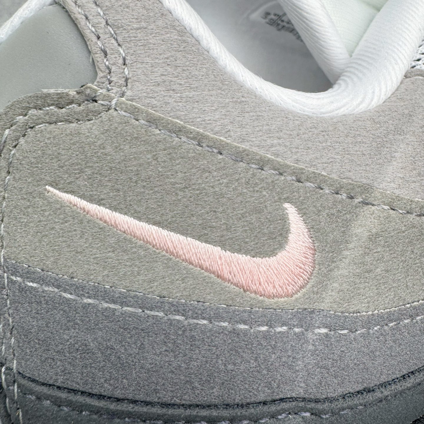 图片[12]-＃KZ神版 NK Air Max 95 OG 舒适百搭耐磨低帮气垫休闲跑步鞋 灰粉 HJ5996-001 亲自操刀耗时半年开发 重金购买全套印尼原厂纸板楦头开发 2025官方主推系列 致敬诞生30周年的传奇鞋型 Air Max 95 系列再度重磅复刻归来 以全新配色续写光辉历史 更以现代手法重塑经典 将复古风格与前沿科技完美融合 一比一鞋头弧度高度鞋身弧度 东莞原厂模具大底 一码一模 原厂高韧性Tpu 独家供应45.5 48.5 原厂特供同批次皮料与Zp零色差 原厂特供内外标均可过绿X扫描认证 独家原装Big Bubble气垫 气垫体积更大 提供更强的缓震性能和回弹性 进口玻璃冲刀皮料裁剪零毛边 电脑针车工艺 鞋面不留荧光细节 平台可冲 超高鞋面清洁度 最高QC检验标准 控制溢胶瑕疵 每一双都是工艺品 实拍调校N版已经零色差零失真 百分百还原实物色彩所见即所得 不存在货不对板色差等低级问题 选购参考实物拍摄 不混卖不参货 只用心做好货严格选品 承诺混一赔十 尺码：35.5 36 36.5 37.5 38 38.5 39 40 40.5 41 42 42.5 43 44 44.5 45 45.5 46 47.5 48.5-选品中心