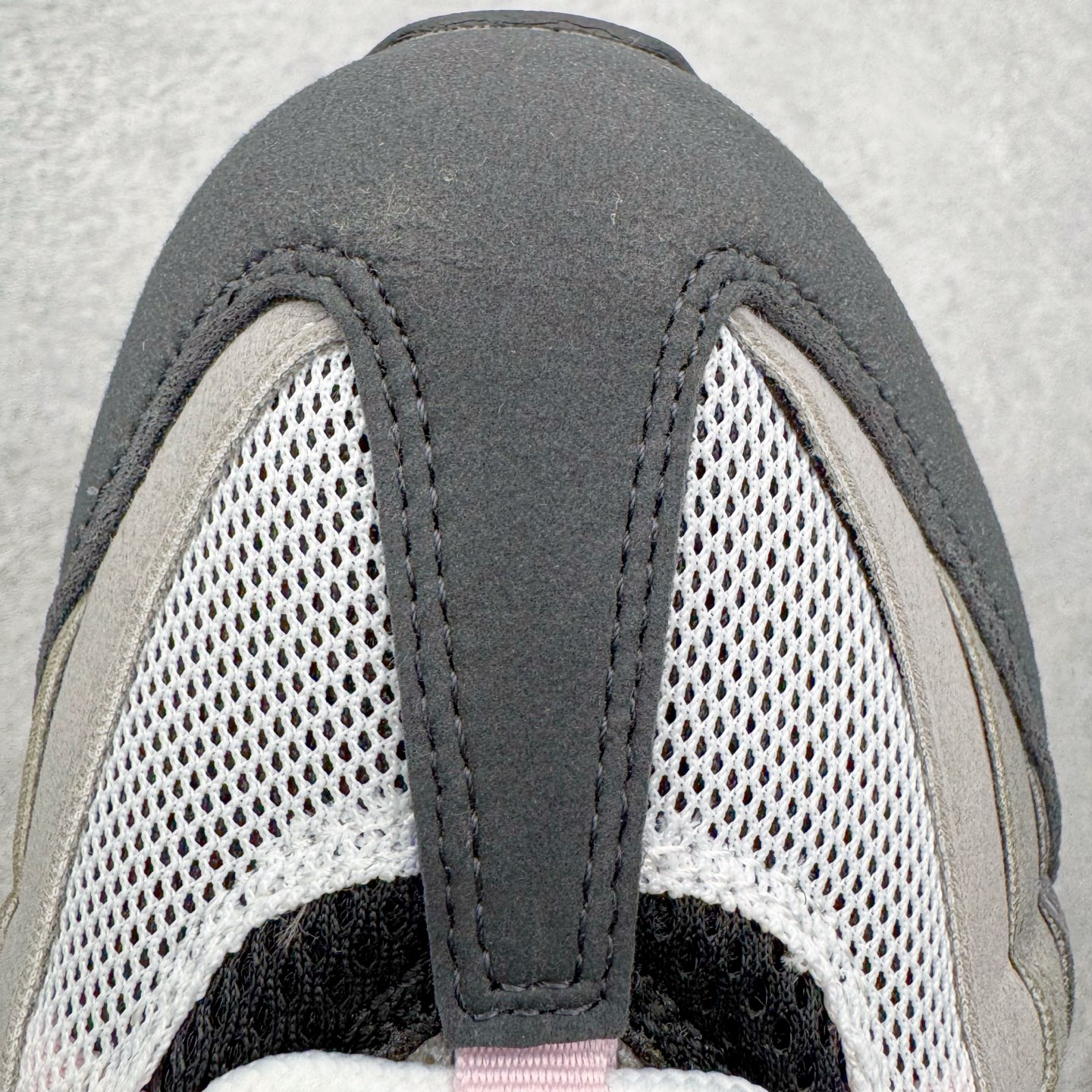 图片[13]-＃KZ神版 NK Air Max 95 OG 舒适百搭耐磨低帮气垫休闲跑步鞋 灰粉 HJ5996-001 亲自操刀耗时半年开发 重金购买全套印尼原厂纸板楦头开发 2025官方主推系列 致敬诞生30周年的传奇鞋型 Air Max 95 系列再度重磅复刻归来 以全新配色续写光辉历史 更以现代手法重塑经典 将复古风格与前沿科技完美融合 一比一鞋头弧度高度鞋身弧度 东莞原厂模具大底 一码一模 原厂高韧性Tpu 独家供应45.5 48.5 原厂特供同批次皮料与Zp零色差 原厂特供内外标均可过绿X扫描认证 独家原装Big Bubble气垫 气垫体积更大 提供更强的缓震性能和回弹性 进口玻璃冲刀皮料裁剪零毛边 电脑针车工艺 鞋面不留荧光细节 平台可冲 超高鞋面清洁度 最高QC检验标准 控制溢胶瑕疵 每一双都是工艺品 实拍调校N版已经零色差零失真 百分百还原实物色彩所见即所得 不存在货不对板色差等低级问题 选购参考实物拍摄 不混卖不参货 只用心做好货严格选品 承诺混一赔十 尺码：35.5 36 36.5 37.5 38 38.5 39 40 40.5 41 42 42.5 43 44 44.5 45 45.5 46 47.5 48.5-选品中心