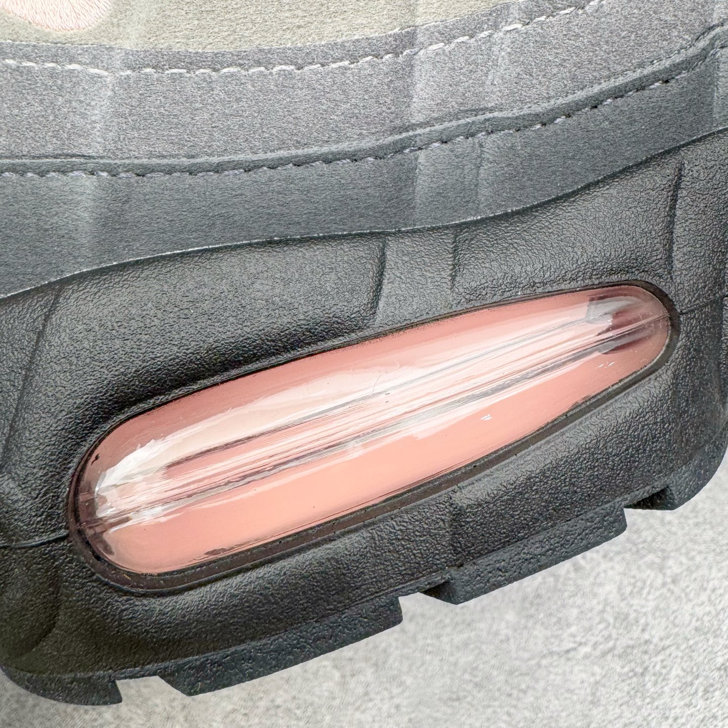 图片[11]-＃KZ神版 NK Air Max 95 OG 舒适百搭耐磨低帮气垫休闲跑步鞋 灰粉 HJ5996-001 亲自操刀耗时半年开发 重金购买全套印尼原厂纸板楦头开发 2025官方主推系列 致敬诞生30周年的传奇鞋型 Air Max 95 系列再度重磅复刻归来 以全新配色续写光辉历史 更以现代手法重塑经典 将复古风格与前沿科技完美融合 一比一鞋头弧度高度鞋身弧度 东莞原厂模具大底 一码一模 原厂高韧性Tpu 独家供应45.5 48.5 原厂特供同批次皮料与Zp零色差 原厂特供内外标均可过绿X扫描认证 独家原装Big Bubble气垫 气垫体积更大 提供更强的缓震性能和回弹性 进口玻璃冲刀皮料裁剪零毛边 电脑针车工艺 鞋面不留荧光细节 平台可冲 超高鞋面清洁度 最高QC检验标准 控制溢胶瑕疵 每一双都是工艺品 实拍调校N版已经零色差零失真 百分百还原实物色彩所见即所得 不存在货不对板色差等低级问题 选购参考实物拍摄 不混卖不参货 只用心做好货严格选品 承诺混一赔十 尺码：35.5 36 36.5 37.5 38 38.5 39 40 40.5 41 42 42.5 43 44 44.5 45 45.5 46 47.5 48.5-选品中心