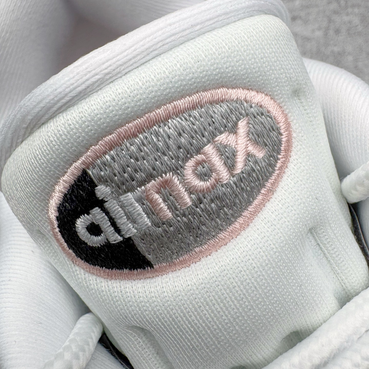 图片[17]-＃KZ神版 NK Air Max 95 OG 舒适百搭耐磨低帮气垫休闲跑步鞋 灰粉 HJ5996-001 亲自操刀耗时半年开发 重金购买全套印尼原厂纸板楦头开发 2025官方主推系列 致敬诞生30周年的传奇鞋型 Air Max 95 系列再度重磅复刻归来 以全新配色续写光辉历史 更以现代手法重塑经典 将复古风格与前沿科技完美融合 一比一鞋头弧度高度鞋身弧度 东莞原厂模具大底 一码一模 原厂高韧性Tpu 独家供应45.5 48.5 原厂特供同批次皮料与Zp零色差 原厂特供内外标均可过绿X扫描认证 独家原装Big Bubble气垫 气垫体积更大 提供更强的缓震性能和回弹性 进口玻璃冲刀皮料裁剪零毛边 电脑针车工艺 鞋面不留荧光细节 平台可冲 超高鞋面清洁度 最高QC检验标准 控制溢胶瑕疵 每一双都是工艺品 实拍调校N版已经零色差零失真 百分百还原实物色彩所见即所得 不存在货不对板色差等低级问题 选购参考实物拍摄 不混卖不参货 只用心做好货严格选品 承诺混一赔十 尺码：35.5 36 36.5 37.5 38 38.5 39 40 40.5 41 42 42.5 43 44 44.5 45 45.5 46 47.5 48.5-选品中心