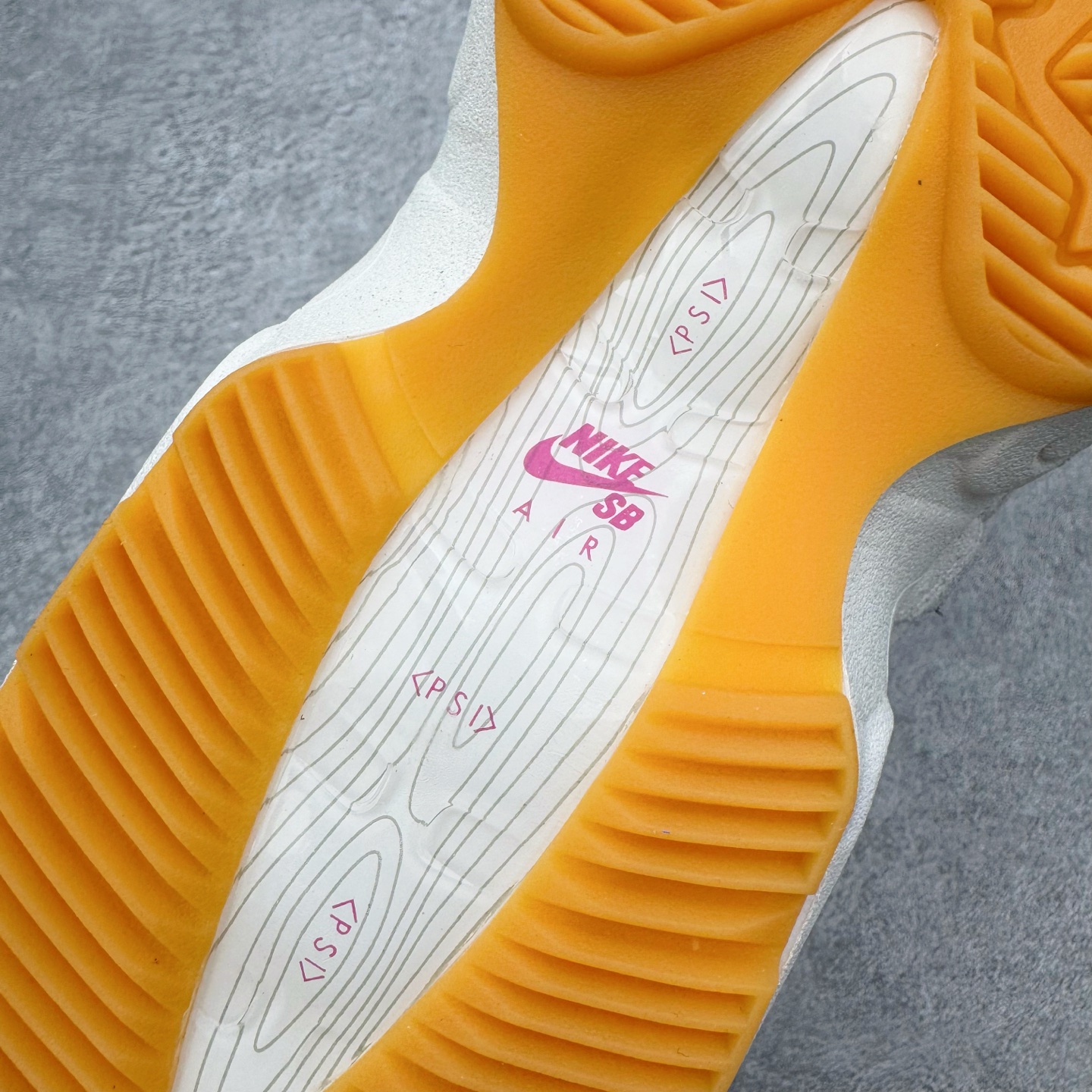 图片[10]-＃KZ神版 Nike SB x NK Air Max 95 OG 舒适百搭耐磨低帮气垫休闲跑步鞋 白黑粉 HF7545-100 亲自操刀耗时半年开发 重金购买全套印尼原厂纸板楦头开发 2025官方主推系列 致敬诞生30周年的传奇鞋型 Air Max 95 系列再度重磅复刻归来 以全新配色续写光辉历史 更以现代手法重塑经典 将复古风格与前沿科技完美融合 一比一鞋头弧度高度鞋身弧度 东莞原厂模具大底 一码一模 原厂高韧性Tpu 独家供应45.5 48.5 原厂特供同批次皮料与Zp零色差 原厂特供内外标均可过绿X扫描认证 独家原装Big Bubble气垫 气垫体积更大 提供更强的缓震性能和回弹性 进口玻璃冲刀皮料裁剪零毛边 电脑针车工艺 鞋面不留荧光细节 平台可冲 超高鞋面清洁度 最高QC检验标准 控制溢胶瑕疵 每一双都是工艺品 实拍调校N版已经零色差零失真 百分百还原实物色彩所见即所得 不存在货不对板色差等低级问题 选购参考实物拍摄 不混卖不参货 只用心做好货严格选品 承诺混一赔十 尺码：35.5 36 36.5 37.5 38 38.5 39 40 40.5 41 42 42.5 43 44 44.5 45 45.5 46 47.5 48.5-选品中心