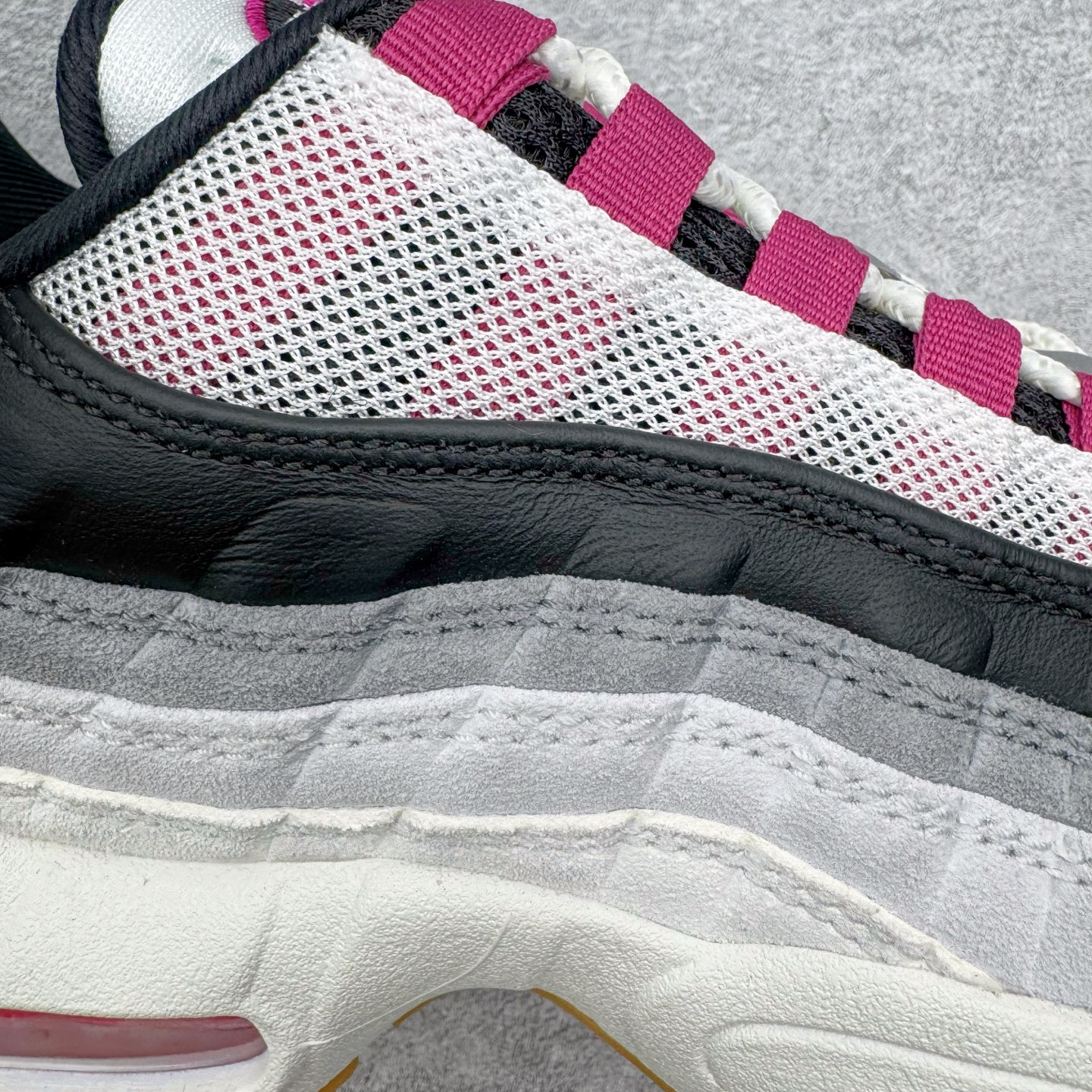 图片[13]-＃KZ神版 Nike SB x NK Air Max 95 OG 舒适百搭耐磨低帮气垫休闲跑步鞋 白黑粉 HF7545-100 亲自操刀耗时半年开发 重金购买全套印尼原厂纸板楦头开发 2025官方主推系列 致敬诞生30周年的传奇鞋型 Air Max 95 系列再度重磅复刻归来 以全新配色续写光辉历史 更以现代手法重塑经典 将复古风格与前沿科技完美融合 一比一鞋头弧度高度鞋身弧度 东莞原厂模具大底 一码一模 原厂高韧性Tpu 独家供应45.5 48.5 原厂特供同批次皮料与Zp零色差 原厂特供内外标均可过绿X扫描认证 独家原装Big Bubble气垫 气垫体积更大 提供更强的缓震性能和回弹性 进口玻璃冲刀皮料裁剪零毛边 电脑针车工艺 鞋面不留荧光细节 平台可冲 超高鞋面清洁度 最高QC检验标准 控制溢胶瑕疵 每一双都是工艺品 实拍调校N版已经零色差零失真 百分百还原实物色彩所见即所得 不存在货不对板色差等低级问题 选购参考实物拍摄 不混卖不参货 只用心做好货严格选品 承诺混一赔十 尺码：35.5 36 36.5 37.5 38 38.5 39 40 40.5 41 42 42.5 43 44 44.5 45 45.5 46 47.5 48.5-选品中心