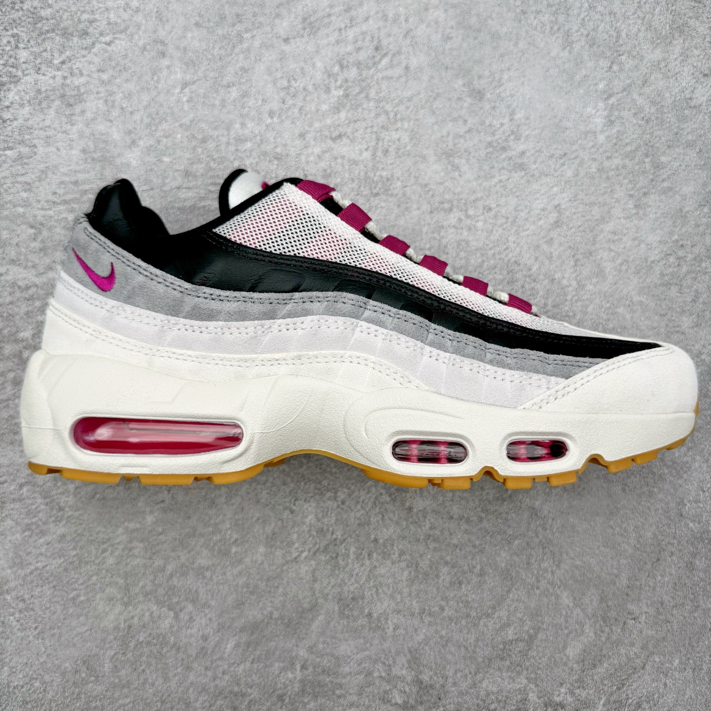 ＃KZ神版 Nike SB x NK Air Max 95 OG 舒适百搭耐磨低帮气垫休闲跑步鞋 白黑粉 HF7545-100 亲自操刀耗时半年开发 重金购买全套印尼原厂纸板楦头开发 2025官方主推系列 致敬诞生30周年的传奇鞋型 Air Max 95 系列再度重磅复刻归来 以全新配色续写光辉历史 更以现代手法重塑经典 将复古风格与前沿科技完美融合 一比一鞋头弧度高度鞋身弧度 东莞原厂模具大底 一码一模 原厂高韧性Tpu 独家供应45.5 48.5 原厂特供同批次皮料与Zp零色差 原厂特供内外标均可过绿X扫描认证 独家原装Big Bubble气垫 气垫体积更大 提供更强的缓震性能和回弹性 进口玻璃冲刀皮料裁剪零毛边 电脑针车工艺 鞋面不留荧光细节 平台可冲 超高鞋面清洁度 最高QC检验标准 控制溢胶瑕疵 每一双都是工艺品 实拍调校N版已经零色差零失真 百分百还原实物色彩所见即所得 不存在货不对板色差等低级问题 选购参考实物拍摄 不混卖不参货 只用心做好货严格选品 承诺混一赔十 尺码：35.5 36 36.5 37.5 38 38.5 39 40 40.5 41 42 42.5 43 44 44.5 45 45.5 46 47.5 48.5-选品中心