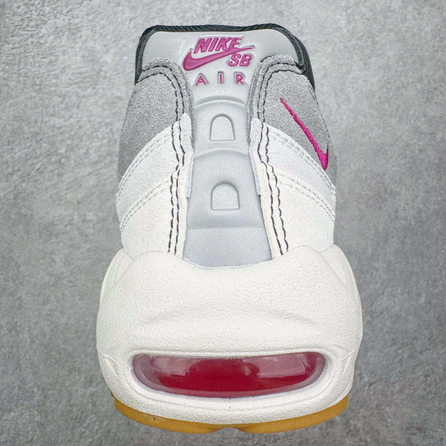 图片[8]-＃KZ神版 Nike SB x NK Air Max 95 OG 舒适百搭耐磨低帮气垫休闲跑步鞋 白黑粉 HF7545-100 亲自操刀耗时半年开发 重金购买全套印尼原厂纸板楦头开发 2025官方主推系列 致敬诞生30周年的传奇鞋型 Air Max 95 系列再度重磅复刻归来 以全新配色续写光辉历史 更以现代手法重塑经典 将复古风格与前沿科技完美融合 一比一鞋头弧度高度鞋身弧度 东莞原厂模具大底 一码一模 原厂高韧性Tpu 独家供应45.5 48.5 原厂特供同批次皮料与Zp零色差 原厂特供内外标均可过绿X扫描认证 独家原装Big Bubble气垫 气垫体积更大 提供更强的缓震性能和回弹性 进口玻璃冲刀皮料裁剪零毛边 电脑针车工艺 鞋面不留荧光细节 平台可冲 超高鞋面清洁度 最高QC检验标准 控制溢胶瑕疵 每一双都是工艺品 实拍调校N版已经零色差零失真 百分百还原实物色彩所见即所得 不存在货不对板色差等低级问题 选购参考实物拍摄 不混卖不参货 只用心做好货严格选品 承诺混一赔十 尺码：35.5 36 36.5 37.5 38 38.5 39 40 40.5 41 42 42.5 43 44 44.5 45 45.5 46 47.5 48.5-选品中心