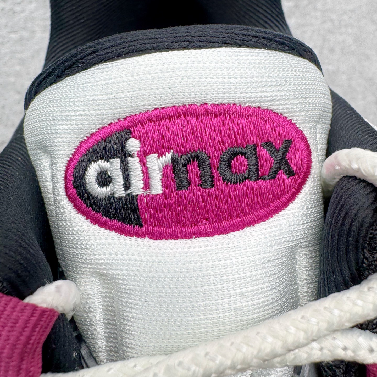 图片[17]-＃KZ神版 Nike SB x NK Air Max 95 OG 舒适百搭耐磨低帮气垫休闲跑步鞋 白黑粉 HF7545-100 亲自操刀耗时半年开发 重金购买全套印尼原厂纸板楦头开发 2025官方主推系列 致敬诞生30周年的传奇鞋型 Air Max 95 系列再度重磅复刻归来 以全新配色续写光辉历史 更以现代手法重塑经典 将复古风格与前沿科技完美融合 一比一鞋头弧度高度鞋身弧度 东莞原厂模具大底 一码一模 原厂高韧性Tpu 独家供应45.5 48.5 原厂特供同批次皮料与Zp零色差 原厂特供内外标均可过绿X扫描认证 独家原装Big Bubble气垫 气垫体积更大 提供更强的缓震性能和回弹性 进口玻璃冲刀皮料裁剪零毛边 电脑针车工艺 鞋面不留荧光细节 平台可冲 超高鞋面清洁度 最高QC检验标准 控制溢胶瑕疵 每一双都是工艺品 实拍调校N版已经零色差零失真 百分百还原实物色彩所见即所得 不存在货不对板色差等低级问题 选购参考实物拍摄 不混卖不参货 只用心做好货严格选品 承诺混一赔十 尺码：35.5 36 36.5 37.5 38 38.5 39 40 40.5 41 42 42.5 43 44 44.5 45 45.5 46 47.5 48.5-选品中心