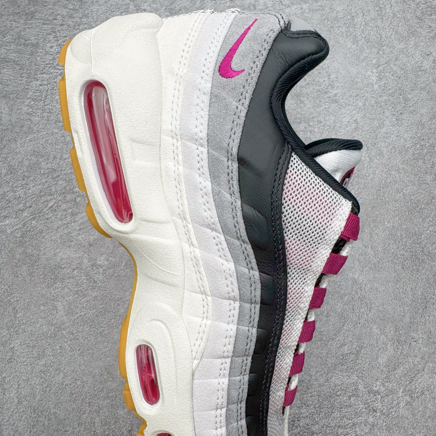 图片[6]-＃KZ神版 Nike SB x NK Air Max 95 OG 舒适百搭耐磨低帮气垫休闲跑步鞋 白黑粉 HF7545-100 亲自操刀耗时半年开发 重金购买全套印尼原厂纸板楦头开发 2025官方主推系列 致敬诞生30周年的传奇鞋型 Air Max 95 系列再度重磅复刻归来 以全新配色续写光辉历史 更以现代手法重塑经典 将复古风格与前沿科技完美融合 一比一鞋头弧度高度鞋身弧度 东莞原厂模具大底 一码一模 原厂高韧性Tpu 独家供应45.5 48.5 原厂特供同批次皮料与Zp零色差 原厂特供内外标均可过绿X扫描认证 独家原装Big Bubble气垫 气垫体积更大 提供更强的缓震性能和回弹性 进口玻璃冲刀皮料裁剪零毛边 电脑针车工艺 鞋面不留荧光细节 平台可冲 超高鞋面清洁度 最高QC检验标准 控制溢胶瑕疵 每一双都是工艺品 实拍调校N版已经零色差零失真 百分百还原实物色彩所见即所得 不存在货不对板色差等低级问题 选购参考实物拍摄 不混卖不参货 只用心做好货严格选品 承诺混一赔十 尺码：35.5 36 36.5 37.5 38 38.5 39 40 40.5 41 42 42.5 43 44 44.5 45 45.5 46 47.5 48.5-选品中心