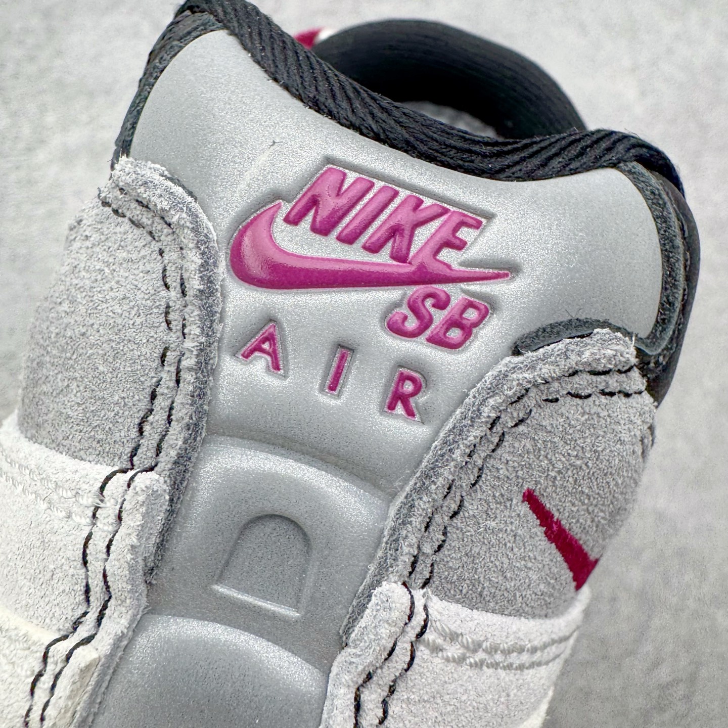 图片[14]-＃KZ神版 Nike SB x NK Air Max 95 OG 舒适百搭耐磨低帮气垫休闲跑步鞋 白黑粉 HF7545-100 亲自操刀耗时半年开发 重金购买全套印尼原厂纸板楦头开发 2025官方主推系列 致敬诞生30周年的传奇鞋型 Air Max 95 系列再度重磅复刻归来 以全新配色续写光辉历史 更以现代手法重塑经典 将复古风格与前沿科技完美融合 一比一鞋头弧度高度鞋身弧度 东莞原厂模具大底 一码一模 原厂高韧性Tpu 独家供应45.5 48.5 原厂特供同批次皮料与Zp零色差 原厂特供内外标均可过绿X扫描认证 独家原装Big Bubble气垫 气垫体积更大 提供更强的缓震性能和回弹性 进口玻璃冲刀皮料裁剪零毛边 电脑针车工艺 鞋面不留荧光细节 平台可冲 超高鞋面清洁度 最高QC检验标准 控制溢胶瑕疵 每一双都是工艺品 实拍调校N版已经零色差零失真 百分百还原实物色彩所见即所得 不存在货不对板色差等低级问题 选购参考实物拍摄 不混卖不参货 只用心做好货严格选品 承诺混一赔十 尺码：35.5 36 36.5 37.5 38 38.5 39 40 40.5 41 42 42.5 43 44 44.5 45 45.5 46 47.5 48.5-选品中心