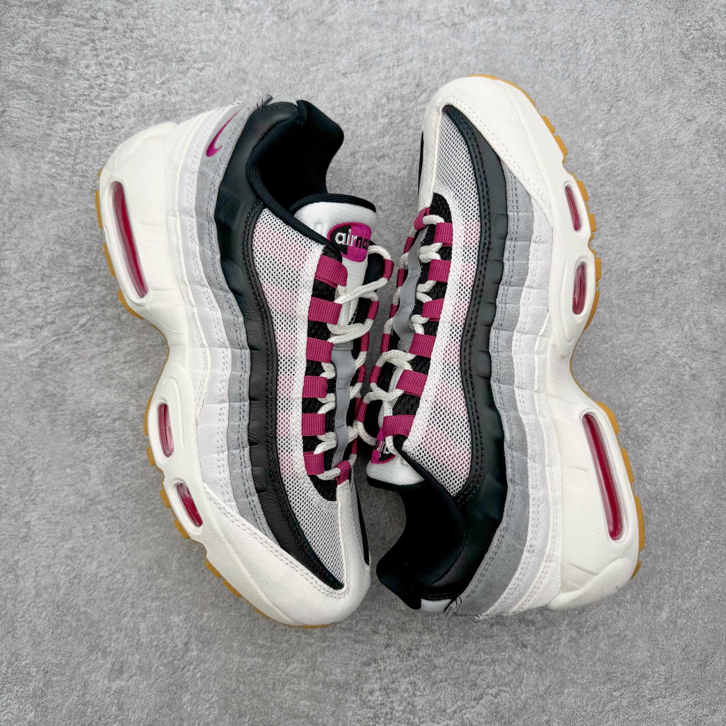 图片[3]-＃KZ神版 Nike SB x NK Air Max 95 OG 舒适百搭耐磨低帮气垫休闲跑步鞋 白黑粉 HF7545-100 亲自操刀耗时半年开发 重金购买全套印尼原厂纸板楦头开发 2025官方主推系列 致敬诞生30周年的传奇鞋型 Air Max 95 系列再度重磅复刻归来 以全新配色续写光辉历史 更以现代手法重塑经典 将复古风格与前沿科技完美融合 一比一鞋头弧度高度鞋身弧度 东莞原厂模具大底 一码一模 原厂高韧性Tpu 独家供应45.5 48.5 原厂特供同批次皮料与Zp零色差 原厂特供内外标均可过绿X扫描认证 独家原装Big Bubble气垫 气垫体积更大 提供更强的缓震性能和回弹性 进口玻璃冲刀皮料裁剪零毛边 电脑针车工艺 鞋面不留荧光细节 平台可冲 超高鞋面清洁度 最高QC检验标准 控制溢胶瑕疵 每一双都是工艺品 实拍调校N版已经零色差零失真 百分百还原实物色彩所见即所得 不存在货不对板色差等低级问题 选购参考实物拍摄 不混卖不参货 只用心做好货严格选品 承诺混一赔十 尺码：35.5 36 36.5 37.5 38 38.5 39 40 40.5 41 42 42.5 43 44 44.5 45 45.5 46 47.5 48.5-选品中心