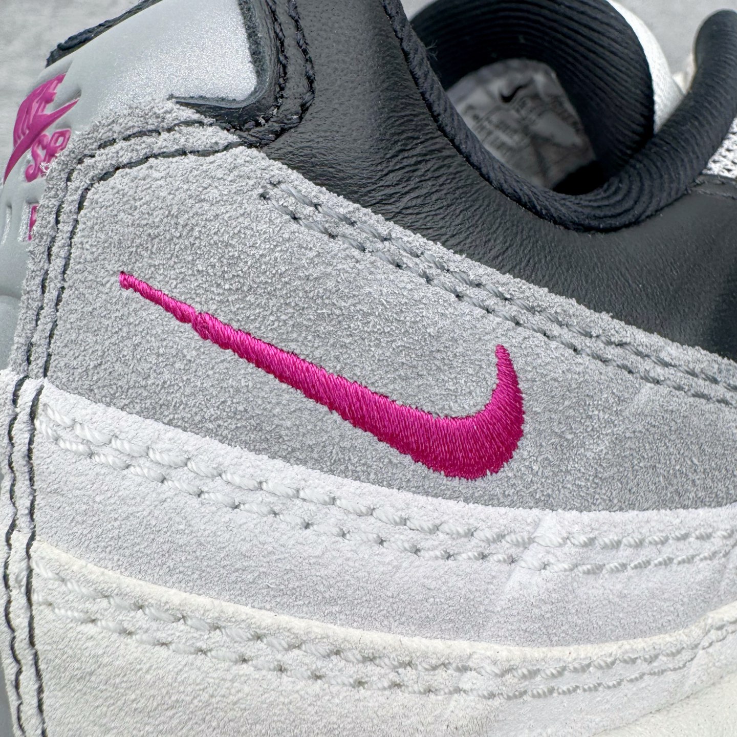 图片[11]-＃KZ神版 Nike SB x NK Air Max 95 OG 舒适百搭耐磨低帮气垫休闲跑步鞋 白黑粉 HF7545-100 亲自操刀耗时半年开发 重金购买全套印尼原厂纸板楦头开发 2025官方主推系列 致敬诞生30周年的传奇鞋型 Air Max 95 系列再度重磅复刻归来 以全新配色续写光辉历史 更以现代手法重塑经典 将复古风格与前沿科技完美融合 一比一鞋头弧度高度鞋身弧度 东莞原厂模具大底 一码一模 原厂高韧性Tpu 独家供应45.5 48.5 原厂特供同批次皮料与Zp零色差 原厂特供内外标均可过绿X扫描认证 独家原装Big Bubble气垫 气垫体积更大 提供更强的缓震性能和回弹性 进口玻璃冲刀皮料裁剪零毛边 电脑针车工艺 鞋面不留荧光细节 平台可冲 超高鞋面清洁度 最高QC检验标准 控制溢胶瑕疵 每一双都是工艺品 实拍调校N版已经零色差零失真 百分百还原实物色彩所见即所得 不存在货不对板色差等低级问题 选购参考实物拍摄 不混卖不参货 只用心做好货严格选品 承诺混一赔十 尺码：35.5 36 36.5 37.5 38 38.5 39 40 40.5 41 42 42.5 43 44 44.5 45 45.5 46 47.5 48.5-选品中心