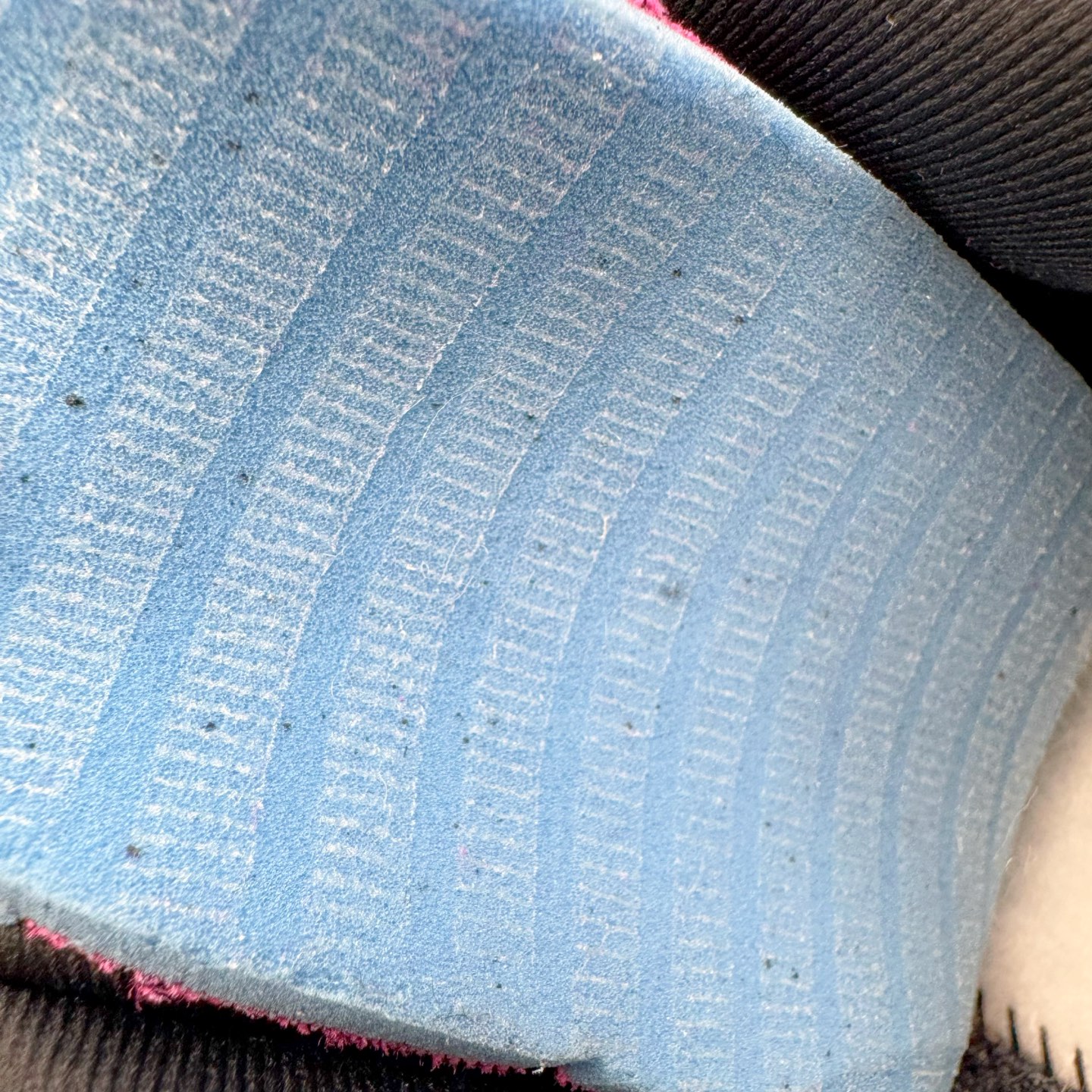 图片[21]-＃KZ神版 Nike SB x NK Air Max 95 OG 舒适百搭耐磨低帮气垫休闲跑步鞋 白黑粉 HF7545-100 亲自操刀耗时半年开发 重金购买全套印尼原厂纸板楦头开发 2025官方主推系列 致敬诞生30周年的传奇鞋型 Air Max 95 系列再度重磅复刻归来 以全新配色续写光辉历史 更以现代手法重塑经典 将复古风格与前沿科技完美融合 一比一鞋头弧度高度鞋身弧度 东莞原厂模具大底 一码一模 原厂高韧性Tpu 独家供应45.5 48.5 原厂特供同批次皮料与Zp零色差 原厂特供内外标均可过绿X扫描认证 独家原装Big Bubble气垫 气垫体积更大 提供更强的缓震性能和回弹性 进口玻璃冲刀皮料裁剪零毛边 电脑针车工艺 鞋面不留荧光细节 平台可冲 超高鞋面清洁度 最高QC检验标准 控制溢胶瑕疵 每一双都是工艺品 实拍调校N版已经零色差零失真 百分百还原实物色彩所见即所得 不存在货不对板色差等低级问题 选购参考实物拍摄 不混卖不参货 只用心做好货严格选品 承诺混一赔十 尺码：35.5 36 36.5 37.5 38 38.5 39 40 40.5 41 42 42.5 43 44 44.5 45 45.5 46 47.5 48.5-选品中心