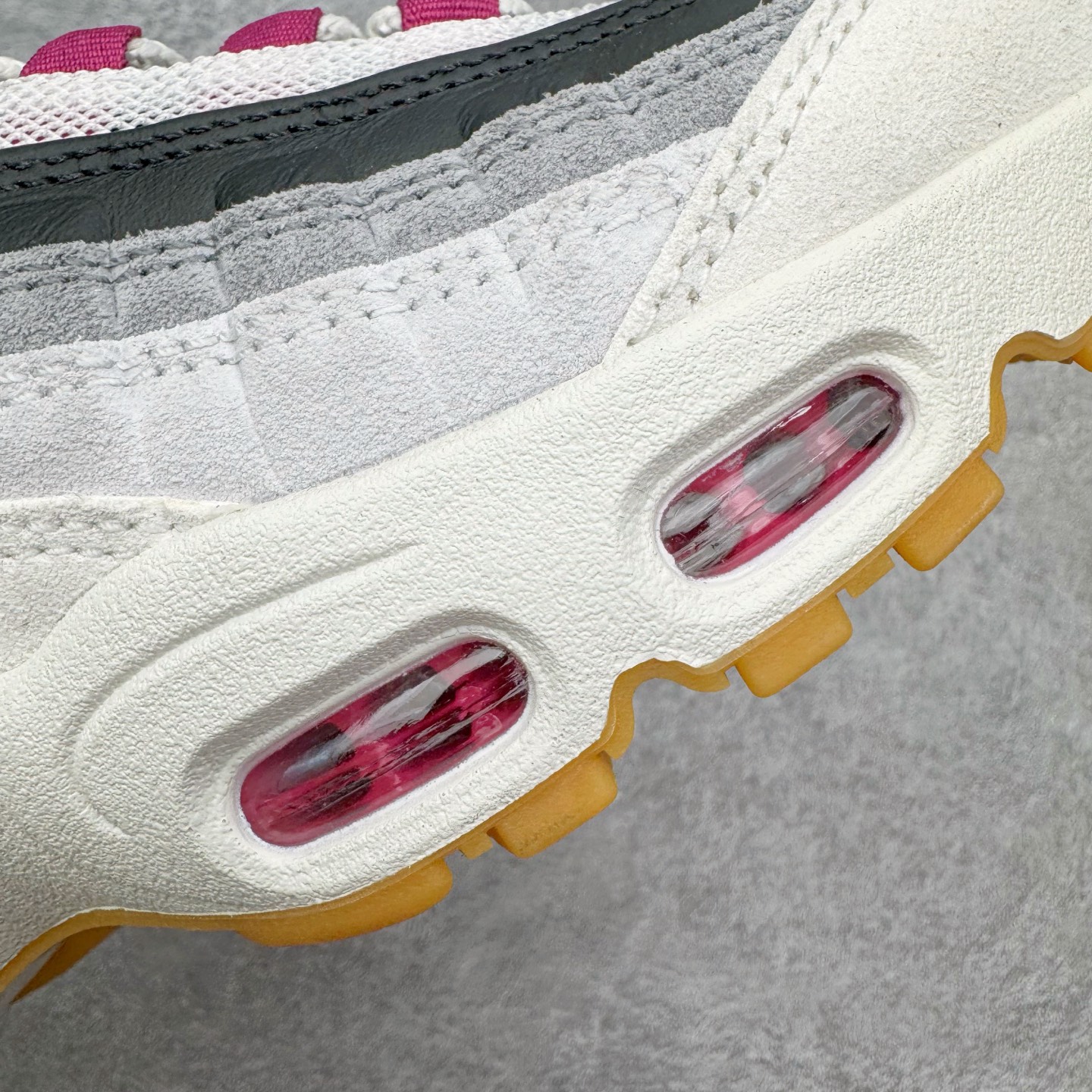 图片[16]-＃KZ神版 Nike SB x NK Air Max 95 OG 舒适百搭耐磨低帮气垫休闲跑步鞋 白黑粉 HF7545-100 亲自操刀耗时半年开发 重金购买全套印尼原厂纸板楦头开发 2025官方主推系列 致敬诞生30周年的传奇鞋型 Air Max 95 系列再度重磅复刻归来 以全新配色续写光辉历史 更以现代手法重塑经典 将复古风格与前沿科技完美融合 一比一鞋头弧度高度鞋身弧度 东莞原厂模具大底 一码一模 原厂高韧性Tpu 独家供应45.5 48.5 原厂特供同批次皮料与Zp零色差 原厂特供内外标均可过绿X扫描认证 独家原装Big Bubble气垫 气垫体积更大 提供更强的缓震性能和回弹性 进口玻璃冲刀皮料裁剪零毛边 电脑针车工艺 鞋面不留荧光细节 平台可冲 超高鞋面清洁度 最高QC检验标准 控制溢胶瑕疵 每一双都是工艺品 实拍调校N版已经零色差零失真 百分百还原实物色彩所见即所得 不存在货不对板色差等低级问题 选购参考实物拍摄 不混卖不参货 只用心做好货严格选品 承诺混一赔十 尺码：35.5 36 36.5 37.5 38 38.5 39 40 40.5 41 42 42.5 43 44 44.5 45 45.5 46 47.5 48.5-选品中心