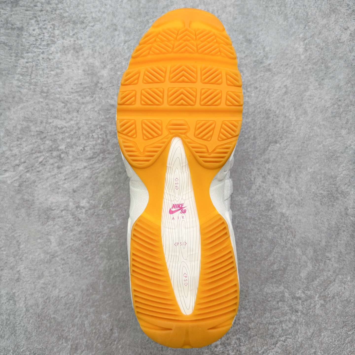 图片[9]-＃KZ神版 Nike SB x NK Air Max 95 OG 舒适百搭耐磨低帮气垫休闲跑步鞋 白黑粉 HF7545-100 亲自操刀耗时半年开发 重金购买全套印尼原厂纸板楦头开发 2025官方主推系列 致敬诞生30周年的传奇鞋型 Air Max 95 系列再度重磅复刻归来 以全新配色续写光辉历史 更以现代手法重塑经典 将复古风格与前沿科技完美融合 一比一鞋头弧度高度鞋身弧度 东莞原厂模具大底 一码一模 原厂高韧性Tpu 独家供应45.5 48.5 原厂特供同批次皮料与Zp零色差 原厂特供内外标均可过绿X扫描认证 独家原装Big Bubble气垫 气垫体积更大 提供更强的缓震性能和回弹性 进口玻璃冲刀皮料裁剪零毛边 电脑针车工艺 鞋面不留荧光细节 平台可冲 超高鞋面清洁度 最高QC检验标准 控制溢胶瑕疵 每一双都是工艺品 实拍调校N版已经零色差零失真 百分百还原实物色彩所见即所得 不存在货不对板色差等低级问题 选购参考实物拍摄 不混卖不参货 只用心做好货严格选品 承诺混一赔十 尺码：35.5 36 36.5 37.5 38 38.5 39 40 40.5 41 42 42.5 43 44 44.5 45 45.5 46 47.5 48.5-选品中心