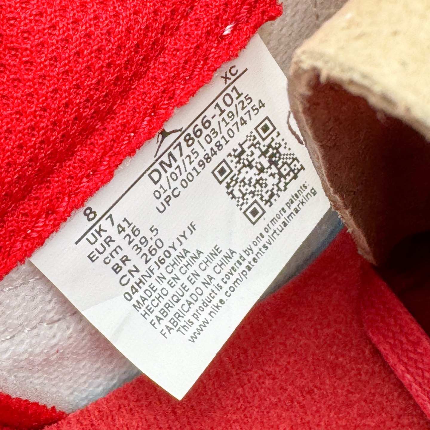 图片[11]-＃KZ神版 Travis Scott x Air Jordan AJ1 Low OG SP TS联名纯白倒钩低帮 红白DM7866-101 全系列配色 外贸特供批次 新配色不断更新开发 市场中端王者 全套原纸板楦头开发 确保原汁原味 完美呈现一代版型 一比一鞋头弧度高度鞋身弧度 此版本只针对中端市场 细节品控鞋型随意秒杀市面同价位 鞋型完美 不臃肿别扭 头层皮料加持 用料绝不含糊 进口玻璃冲刀皮料裁剪零毛边 电脑针车工艺 超高鞋面清洁度 最高QC检验标准 控制溢胶瑕疵 原盒原配 飞翼3D高频深度立体 工艺方面大到整体鞋型 漏斗收腰 底线拉帮 LOGO立体程度 小到针眼排布 载片对称 冲孔效果 鞋标规范 鞋垫背胶等等 无一不是口碑收割 每双都是一个回头客 尺码：36 36.5 37.5 38 38.5 39 40 40.5 41 42 42.5 43 44 44.5 45 46 47.5-选品中心