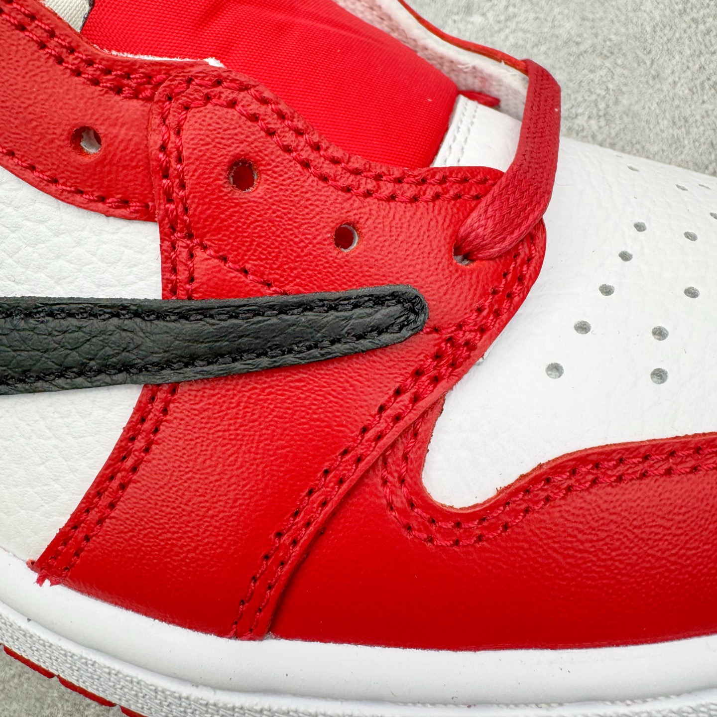 图片[17]-＃KZ神版 Travis Scott x Air Jordan AJ1 Low OG SP TS联名纯白倒钩低帮 红白DM7866-101 全系列配色 外贸特供批次 新配色不断更新开发 市场中端王者 全套原纸板楦头开发 确保原汁原味 完美呈现一代版型 一比一鞋头弧度高度鞋身弧度 此版本只针对中端市场 细节品控鞋型随意秒杀市面同价位 鞋型完美 不臃肿别扭 头层皮料加持 用料绝不含糊 进口玻璃冲刀皮料裁剪零毛边 电脑针车工艺 超高鞋面清洁度 最高QC检验标准 控制溢胶瑕疵 原盒原配 飞翼3D高频深度立体 工艺方面大到整体鞋型 漏斗收腰 底线拉帮 LOGO立体程度 小到针眼排布 载片对称 冲孔效果 鞋标规范 鞋垫背胶等等 无一不是口碑收割 每双都是一个回头客 尺码：36 36.5 37.5 38 38.5 39 40 40.5 41 42 42.5 43 44 44.5 45 46 47.5-选品中心