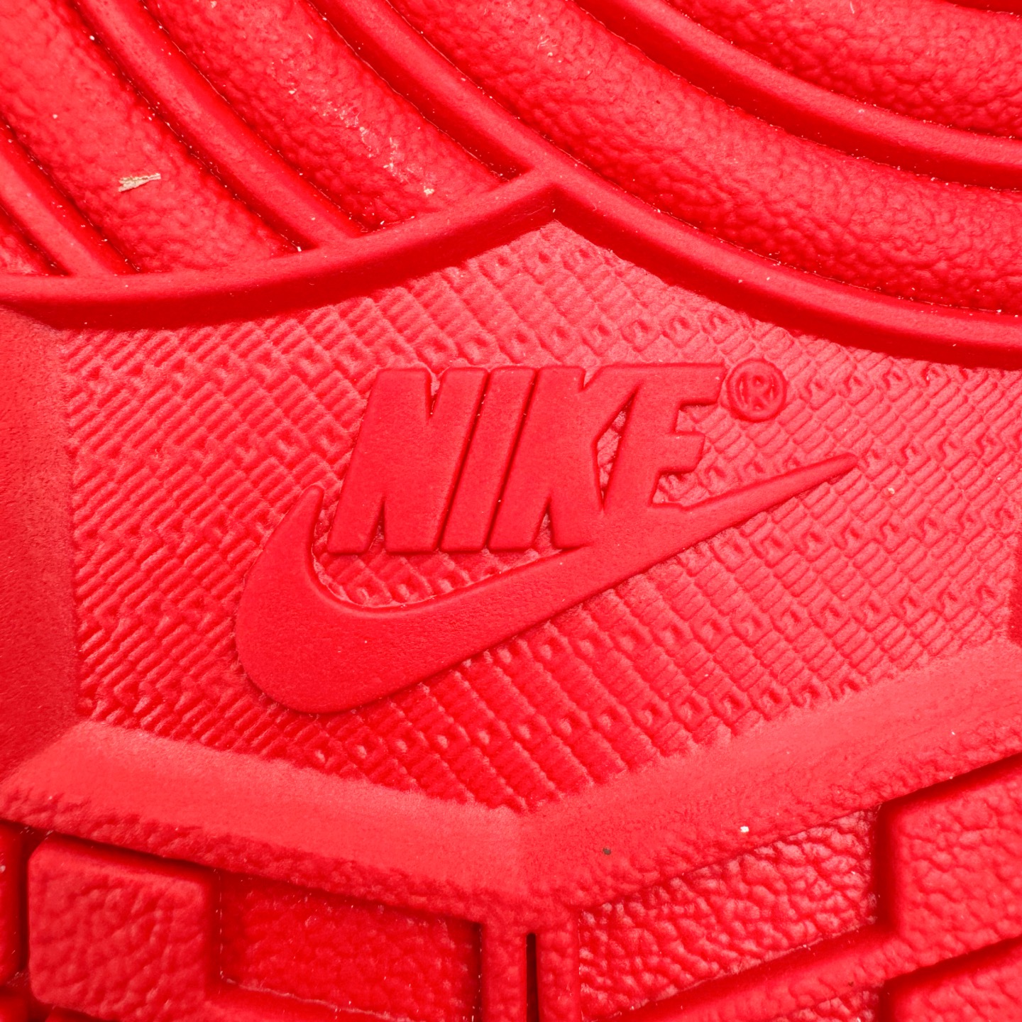 图片[18]-＃KZ神版 Travis Scott x Air Jordan AJ1 Low OG SP TS联名纯白倒钩低帮 红白DM7866-101 全系列配色 外贸特供批次 新配色不断更新开发 市场中端王者 全套原纸板楦头开发 确保原汁原味 完美呈现一代版型 一比一鞋头弧度高度鞋身弧度 此版本只针对中端市场 细节品控鞋型随意秒杀市面同价位 鞋型完美 不臃肿别扭 头层皮料加持 用料绝不含糊 进口玻璃冲刀皮料裁剪零毛边 电脑针车工艺 超高鞋面清洁度 最高QC检验标准 控制溢胶瑕疵 原盒原配 飞翼3D高频深度立体 工艺方面大到整体鞋型 漏斗收腰 底线拉帮 LOGO立体程度 小到针眼排布 载片对称 冲孔效果 鞋标规范 鞋垫背胶等等 无一不是口碑收割 每双都是一个回头客 尺码：36 36.5 37.5 38 38.5 39 40 40.5 41 42 42.5 43 44 44.5 45 46 47.5-选品中心