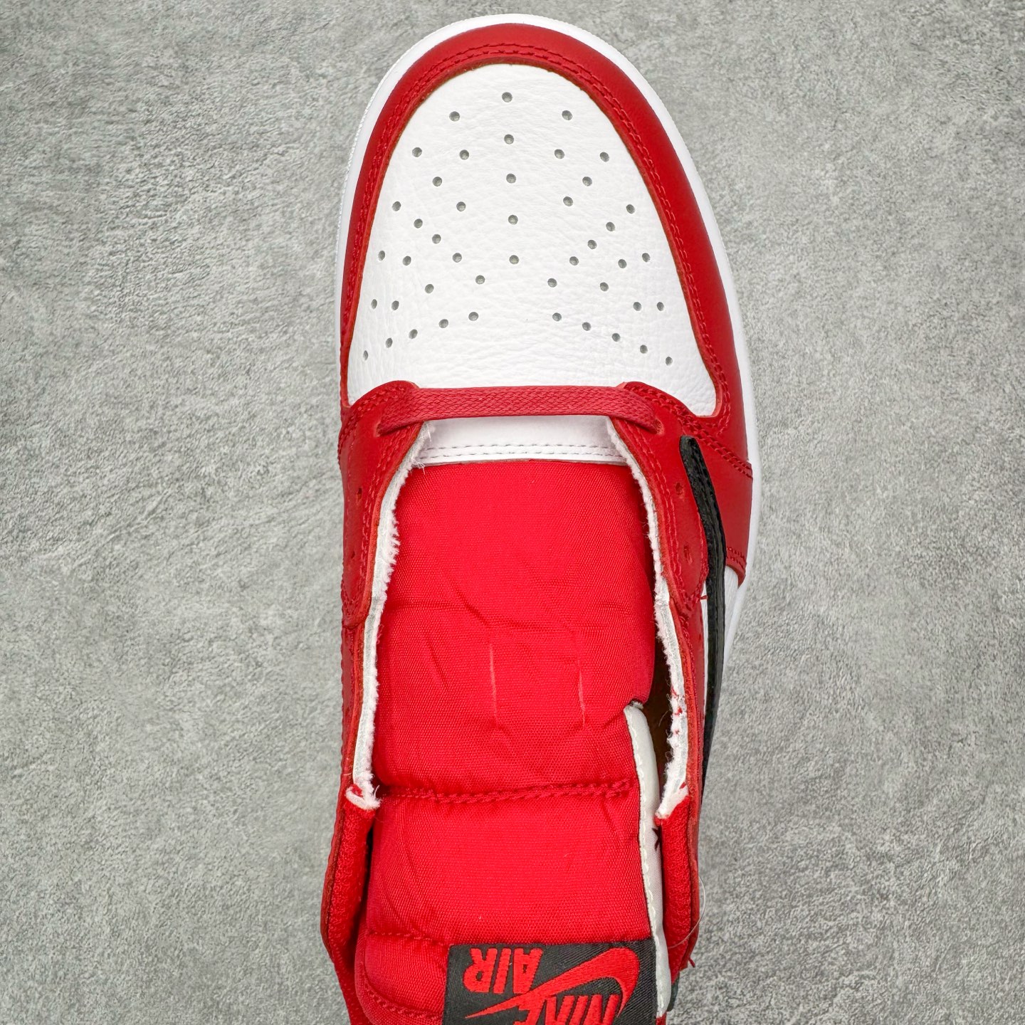 图片[4]-＃KZ神版 Travis Scott x Air Jordan AJ1 Low OG SP TS联名纯白倒钩低帮 红白DM7866-101 全系列配色 外贸特供批次 新配色不断更新开发 市场中端王者 全套原纸板楦头开发 确保原汁原味 完美呈现一代版型 一比一鞋头弧度高度鞋身弧度 此版本只针对中端市场 细节品控鞋型随意秒杀市面同价位 鞋型完美 不臃肿别扭 头层皮料加持 用料绝不含糊 进口玻璃冲刀皮料裁剪零毛边 电脑针车工艺 超高鞋面清洁度 最高QC检验标准 控制溢胶瑕疵 原盒原配 飞翼3D高频深度立体 工艺方面大到整体鞋型 漏斗收腰 底线拉帮 LOGO立体程度 小到针眼排布 载片对称 冲孔效果 鞋标规范 鞋垫背胶等等 无一不是口碑收割 每双都是一个回头客 尺码：36 36.5 37.5 38 38.5 39 40 40.5 41 42 42.5 43 44 44.5 45 46 47.5-选品中心