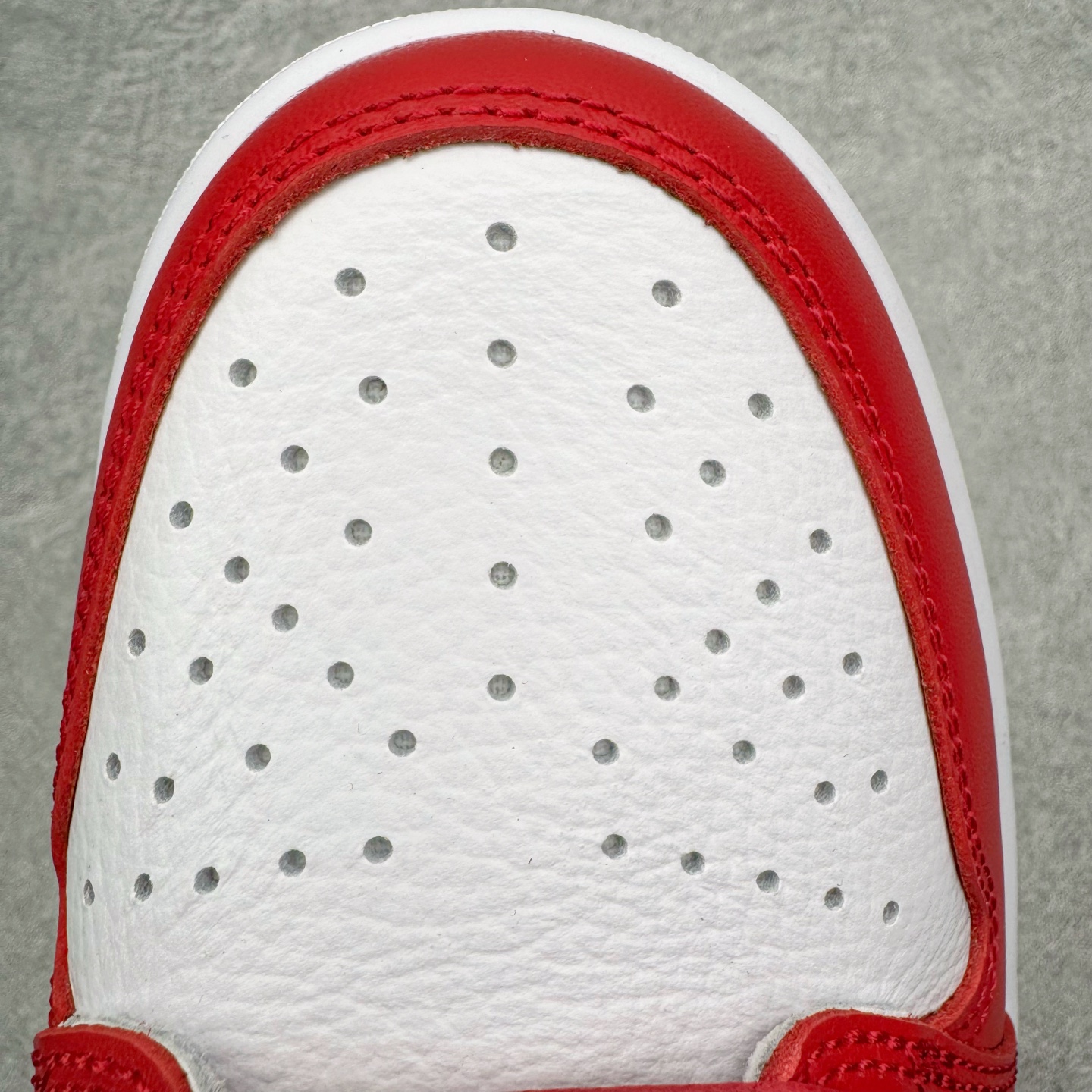 图片[14]-＃KZ神版 Travis Scott x Air Jordan AJ1 Low OG SP TS联名纯白倒钩低帮 红白DM7866-101 全系列配色 外贸特供批次 新配色不断更新开发 市场中端王者 全套原纸板楦头开发 确保原汁原味 完美呈现一代版型 一比一鞋头弧度高度鞋身弧度 此版本只针对中端市场 细节品控鞋型随意秒杀市面同价位 鞋型完美 不臃肿别扭 头层皮料加持 用料绝不含糊 进口玻璃冲刀皮料裁剪零毛边 电脑针车工艺 超高鞋面清洁度 最高QC检验标准 控制溢胶瑕疵 原盒原配 飞翼3D高频深度立体 工艺方面大到整体鞋型 漏斗收腰 底线拉帮 LOGO立体程度 小到针眼排布 载片对称 冲孔效果 鞋标规范 鞋垫背胶等等 无一不是口碑收割 每双都是一个回头客 尺码：36 36.5 37.5 38 38.5 39 40 40.5 41 42 42.5 43 44 44.5 45 46 47.5-选品中心