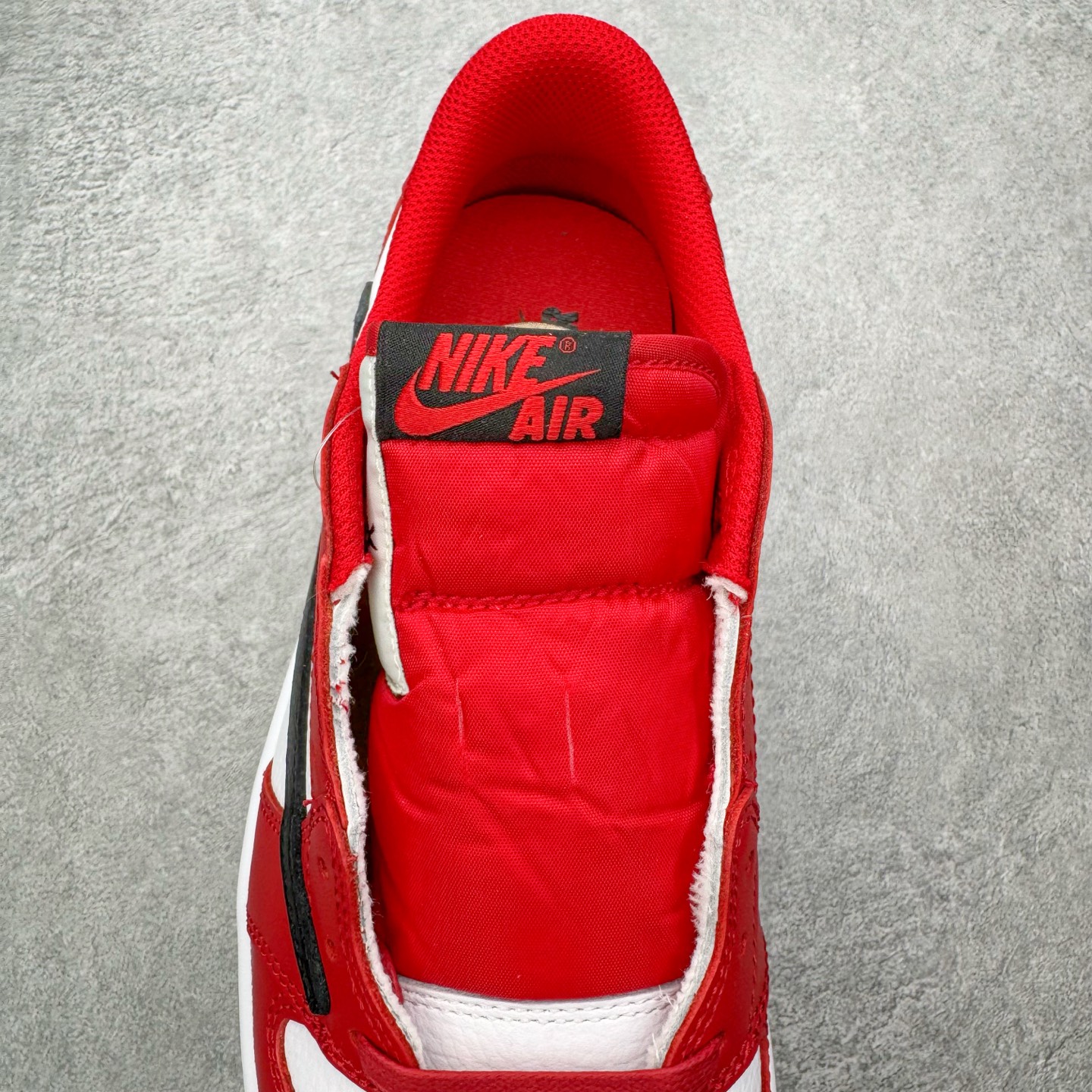 图片[5]-＃KZ神版 Travis Scott x Air Jordan AJ1 Low OG SP TS联名纯白倒钩低帮 红白DM7866-101 全系列配色 外贸特供批次 新配色不断更新开发 市场中端王者 全套原纸板楦头开发 确保原汁原味 完美呈现一代版型 一比一鞋头弧度高度鞋身弧度 此版本只针对中端市场 细节品控鞋型随意秒杀市面同价位 鞋型完美 不臃肿别扭 头层皮料加持 用料绝不含糊 进口玻璃冲刀皮料裁剪零毛边 电脑针车工艺 超高鞋面清洁度 最高QC检验标准 控制溢胶瑕疵 原盒原配 飞翼3D高频深度立体 工艺方面大到整体鞋型 漏斗收腰 底线拉帮 LOGO立体程度 小到针眼排布 载片对称 冲孔效果 鞋标规范 鞋垫背胶等等 无一不是口碑收割 每双都是一个回头客 尺码：36 36.5 37.5 38 38.5 39 40 40.5 41 42 42.5 43 44 44.5 45 46 47.5-选品中心