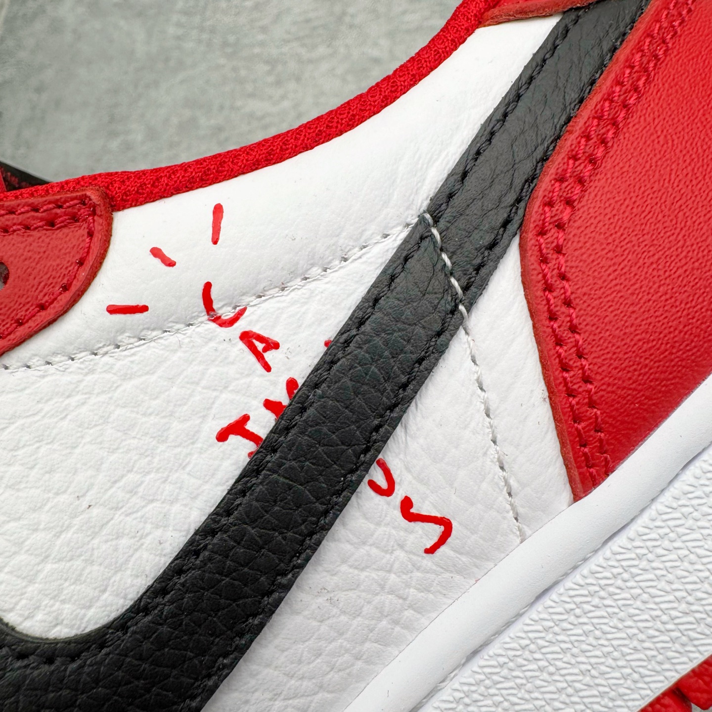 图片[12]-＃KZ神版 Travis Scott x Air Jordan AJ1 Low OG SP TS联名纯白倒钩低帮 红白DM7866-101 全系列配色 外贸特供批次 新配色不断更新开发 市场中端王者 全套原纸板楦头开发 确保原汁原味 完美呈现一代版型 一比一鞋头弧度高度鞋身弧度 此版本只针对中端市场 细节品控鞋型随意秒杀市面同价位 鞋型完美 不臃肿别扭 头层皮料加持 用料绝不含糊 进口玻璃冲刀皮料裁剪零毛边 电脑针车工艺 超高鞋面清洁度 最高QC检验标准 控制溢胶瑕疵 原盒原配 飞翼3D高频深度立体 工艺方面大到整体鞋型 漏斗收腰 底线拉帮 LOGO立体程度 小到针眼排布 载片对称 冲孔效果 鞋标规范 鞋垫背胶等等 无一不是口碑收割 每双都是一个回头客 尺码：36 36.5 37.5 38 38.5 39 40 40.5 41 42 42.5 43 44 44.5 45 46 47.5-选品中心