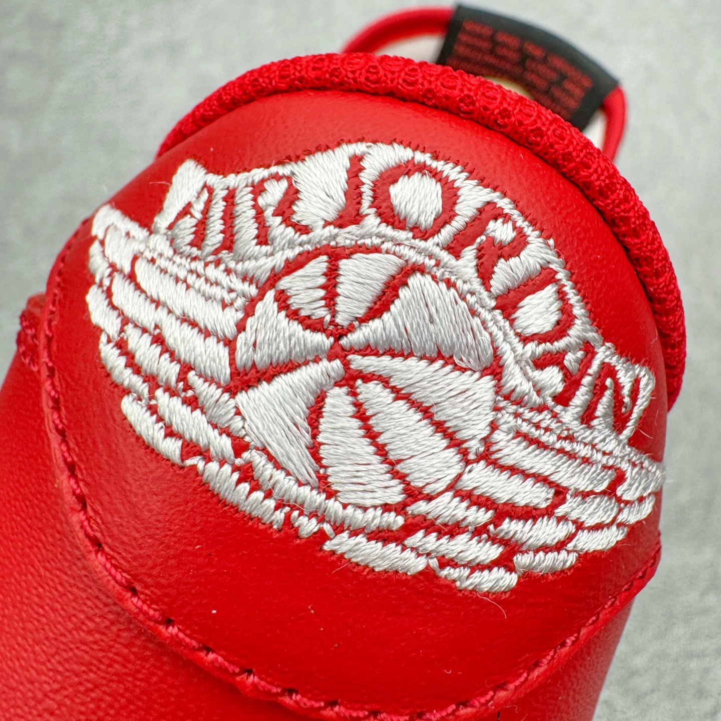 图片[13]-＃KZ神版 Travis Scott x Air Jordan AJ1 Low OG SP TS联名纯白倒钩低帮 红白DM7866-101 全系列配色 外贸特供批次 新配色不断更新开发 市场中端王者 全套原纸板楦头开发 确保原汁原味 完美呈现一代版型 一比一鞋头弧度高度鞋身弧度 此版本只针对中端市场 细节品控鞋型随意秒杀市面同价位 鞋型完美 不臃肿别扭 头层皮料加持 用料绝不含糊 进口玻璃冲刀皮料裁剪零毛边 电脑针车工艺 超高鞋面清洁度 最高QC检验标准 控制溢胶瑕疵 原盒原配 飞翼3D高频深度立体 工艺方面大到整体鞋型 漏斗收腰 底线拉帮 LOGO立体程度 小到针眼排布 载片对称 冲孔效果 鞋标规范 鞋垫背胶等等 无一不是口碑收割 每双都是一个回头客 尺码：36 36.5 37.5 38 38.5 39 40 40.5 41 42 42.5 43 44 44.5 45 46 47.5-选品中心