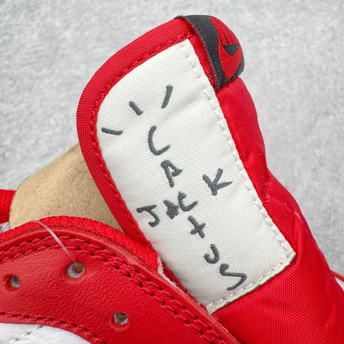 图片[15]-＃KZ神版 Travis Scott x Air Jordan AJ1 Low OG SP TS联名纯白倒钩低帮 红白DM7866-101 全系列配色 外贸特供批次 新配色不断更新开发 市场中端王者 全套原纸板楦头开发 确保原汁原味 完美呈现一代版型 一比一鞋头弧度高度鞋身弧度 此版本只针对中端市场 细节品控鞋型随意秒杀市面同价位 鞋型完美 不臃肿别扭 头层皮料加持 用料绝不含糊 进口玻璃冲刀皮料裁剪零毛边 电脑针车工艺 超高鞋面清洁度 最高QC检验标准 控制溢胶瑕疵 原盒原配 飞翼3D高频深度立体 工艺方面大到整体鞋型 漏斗收腰 底线拉帮 LOGO立体程度 小到针眼排布 载片对称 冲孔效果 鞋标规范 鞋垫背胶等等 无一不是口碑收割 每双都是一个回头客 尺码：36 36.5 37.5 38 38.5 39 40 40.5 41 42 42.5 43 44 44.5 45 46 47.5-选品中心