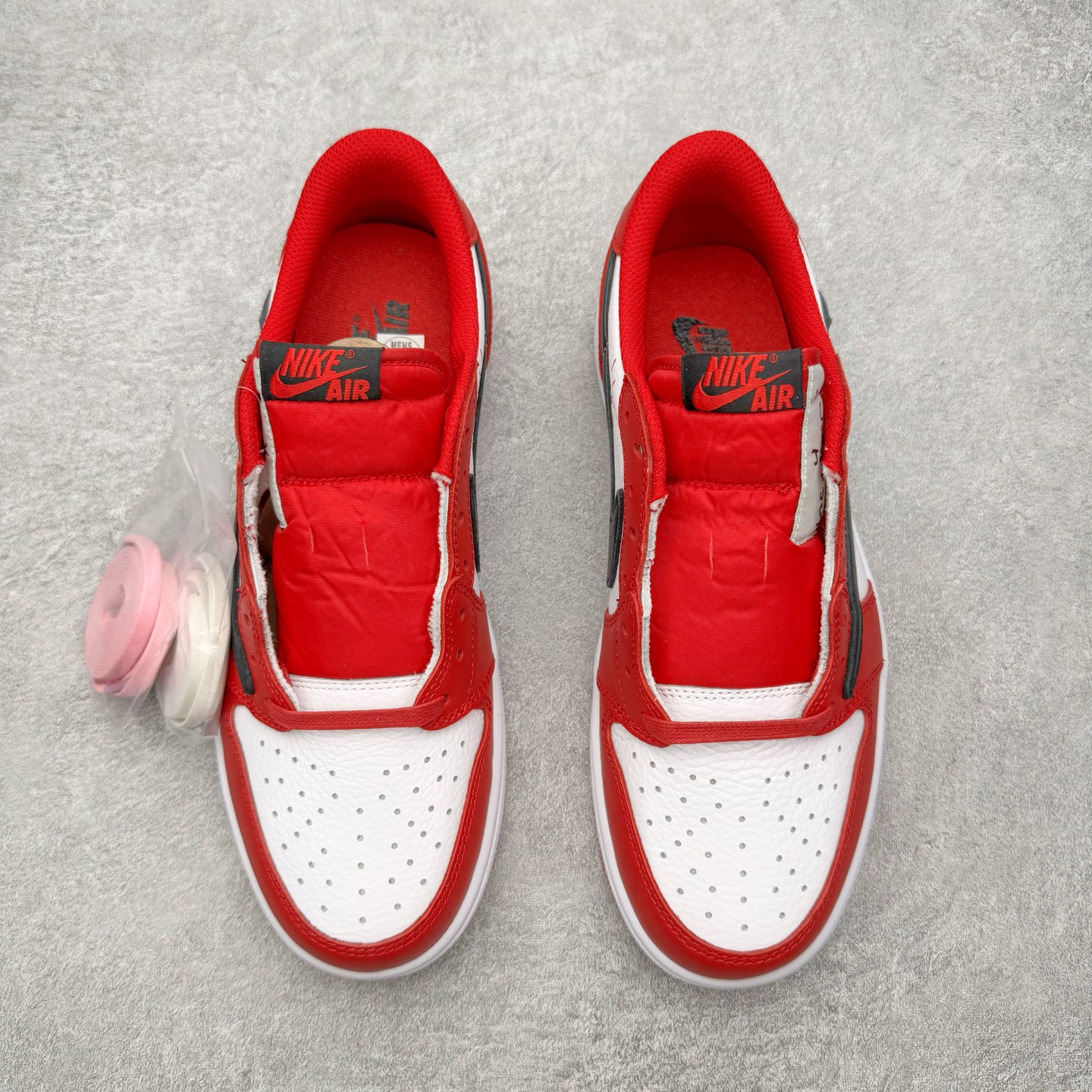 图片[2]-＃KZ神版 Travis Scott x Air Jordan AJ1 Low OG SP TS联名纯白倒钩低帮 红白DM7866-101 全系列配色 外贸特供批次 新配色不断更新开发 市场中端王者 全套原纸板楦头开发 确保原汁原味 完美呈现一代版型 一比一鞋头弧度高度鞋身弧度 此版本只针对中端市场 细节品控鞋型随意秒杀市面同价位 鞋型完美 不臃肿别扭 头层皮料加持 用料绝不含糊 进口玻璃冲刀皮料裁剪零毛边 电脑针车工艺 超高鞋面清洁度 最高QC检验标准 控制溢胶瑕疵 原盒原配 飞翼3D高频深度立体 工艺方面大到整体鞋型 漏斗收腰 底线拉帮 LOGO立体程度 小到针眼排布 载片对称 冲孔效果 鞋标规范 鞋垫背胶等等 无一不是口碑收割 每双都是一个回头客 尺码：36 36.5 37.5 38 38.5 39 40 40.5 41 42 42.5 43 44 44.5 45 46 47.5-选品中心