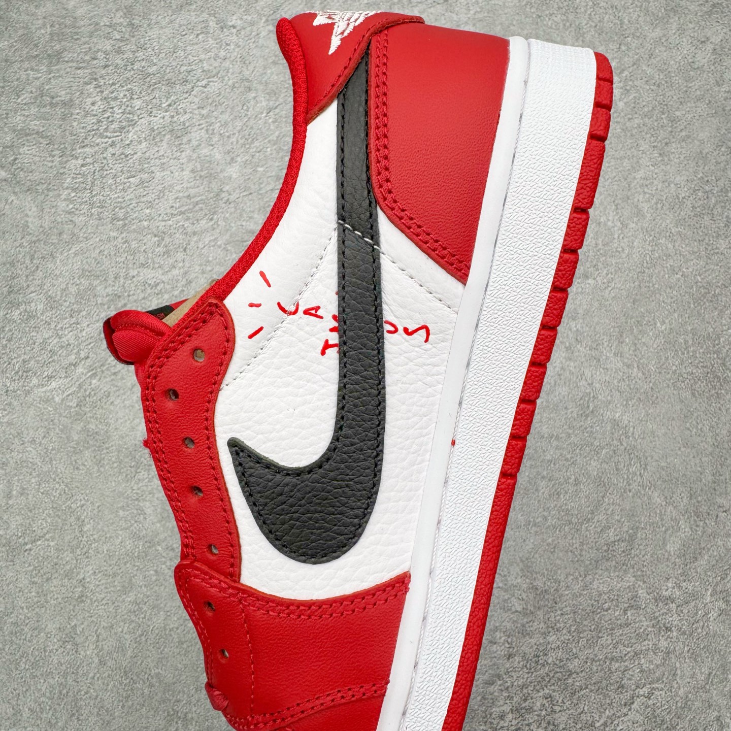 图片[7]-＃KZ神版 Travis Scott x Air Jordan AJ1 Low OG SP TS联名纯白倒钩低帮 红白DM7866-101 全系列配色 外贸特供批次 新配色不断更新开发 市场中端王者 全套原纸板楦头开发 确保原汁原味 完美呈现一代版型 一比一鞋头弧度高度鞋身弧度 此版本只针对中端市场 细节品控鞋型随意秒杀市面同价位 鞋型完美 不臃肿别扭 头层皮料加持 用料绝不含糊 进口玻璃冲刀皮料裁剪零毛边 电脑针车工艺 超高鞋面清洁度 最高QC检验标准 控制溢胶瑕疵 原盒原配 飞翼3D高频深度立体 工艺方面大到整体鞋型 漏斗收腰 底线拉帮 LOGO立体程度 小到针眼排布 载片对称 冲孔效果 鞋标规范 鞋垫背胶等等 无一不是口碑收割 每双都是一个回头客 尺码：36 36.5 37.5 38 38.5 39 40 40.5 41 42 42.5 43 44 44.5 45 46 47.5-选品中心