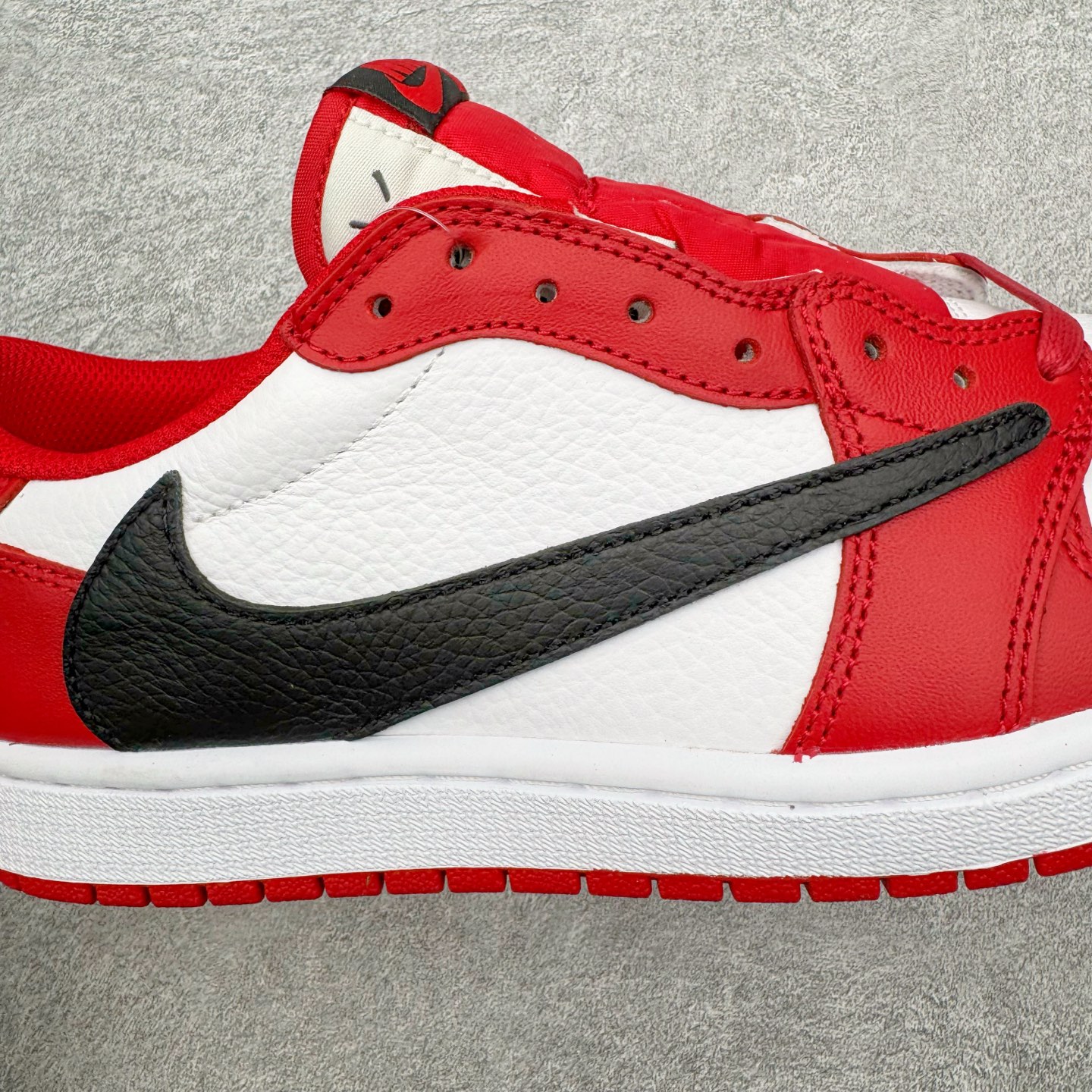 图片[16]-＃KZ神版 Travis Scott x Air Jordan AJ1 Low OG SP TS联名纯白倒钩低帮 红白DM7866-101 全系列配色 外贸特供批次 新配色不断更新开发 市场中端王者 全套原纸板楦头开发 确保原汁原味 完美呈现一代版型 一比一鞋头弧度高度鞋身弧度 此版本只针对中端市场 细节品控鞋型随意秒杀市面同价位 鞋型完美 不臃肿别扭 头层皮料加持 用料绝不含糊 进口玻璃冲刀皮料裁剪零毛边 电脑针车工艺 超高鞋面清洁度 最高QC检验标准 控制溢胶瑕疵 原盒原配 飞翼3D高频深度立体 工艺方面大到整体鞋型 漏斗收腰 底线拉帮 LOGO立体程度 小到针眼排布 载片对称 冲孔效果 鞋标规范 鞋垫背胶等等 无一不是口碑收割 每双都是一个回头客 尺码：36 36.5 37.5 38 38.5 39 40 40.5 41 42 42.5 43 44 44.5 45 46 47.5-选品中心