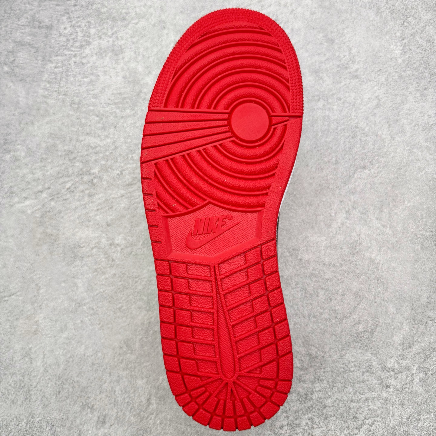 图片[9]-＃KZ神版 Travis Scott x Air Jordan AJ1 Low OG SP TS联名纯白倒钩低帮 红白DM7866-101 全系列配色 外贸特供批次 新配色不断更新开发 市场中端王者 全套原纸板楦头开发 确保原汁原味 完美呈现一代版型 一比一鞋头弧度高度鞋身弧度 此版本只针对中端市场 细节品控鞋型随意秒杀市面同价位 鞋型完美 不臃肿别扭 头层皮料加持 用料绝不含糊 进口玻璃冲刀皮料裁剪零毛边 电脑针车工艺 超高鞋面清洁度 最高QC检验标准 控制溢胶瑕疵 原盒原配 飞翼3D高频深度立体 工艺方面大到整体鞋型 漏斗收腰 底线拉帮 LOGO立体程度 小到针眼排布 载片对称 冲孔效果 鞋标规范 鞋垫背胶等等 无一不是口碑收割 每双都是一个回头客 尺码：36 36.5 37.5 38 38.5 39 40 40.5 41 42 42.5 43 44 44.5 45 46 47.5-选品中心