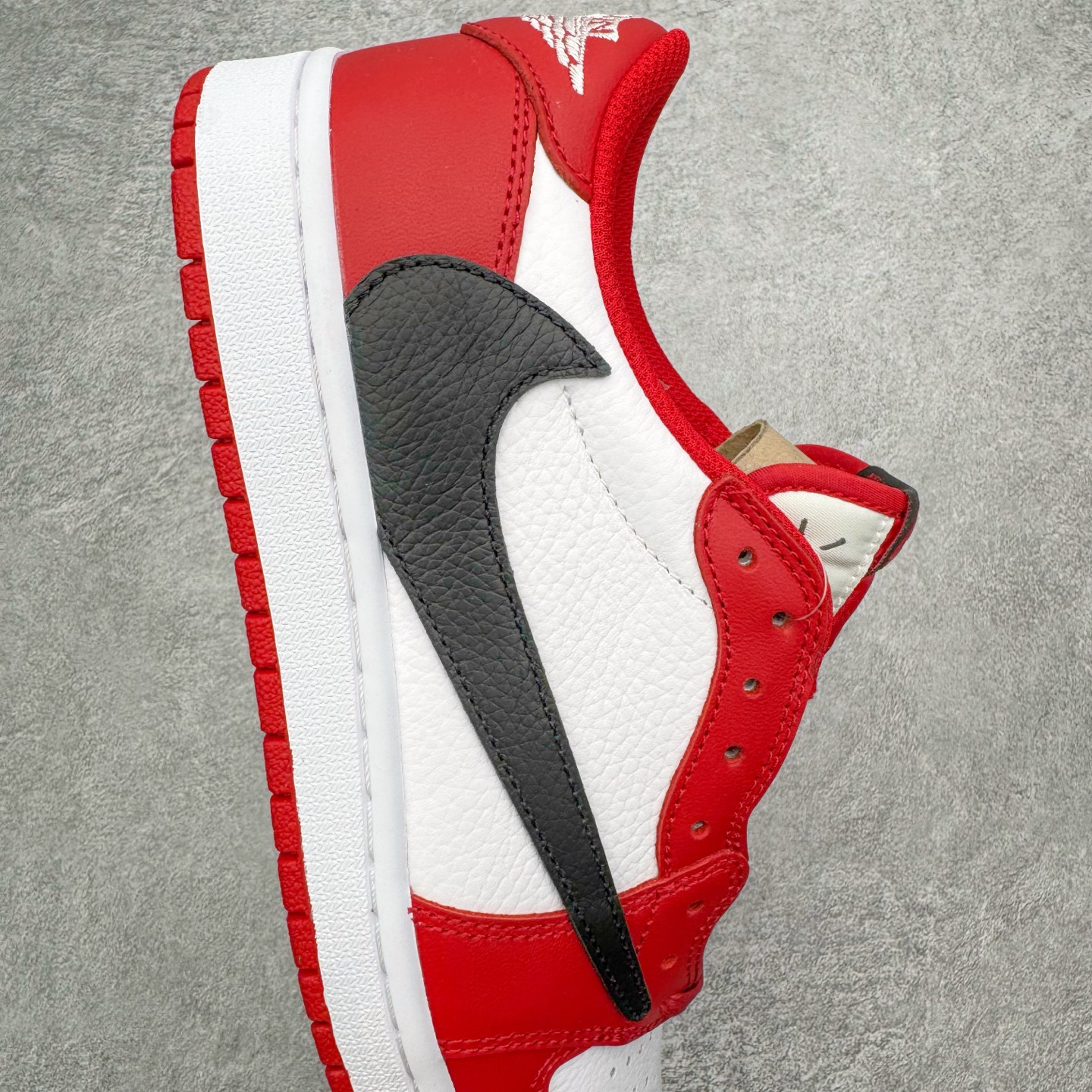 图片[6]-＃KZ神版 Travis Scott x Air Jordan AJ1 Low OG SP TS联名纯白倒钩低帮 红白DM7866-101 全系列配色 外贸特供批次 新配色不断更新开发 市场中端王者 全套原纸板楦头开发 确保原汁原味 完美呈现一代版型 一比一鞋头弧度高度鞋身弧度 此版本只针对中端市场 细节品控鞋型随意秒杀市面同价位 鞋型完美 不臃肿别扭 头层皮料加持 用料绝不含糊 进口玻璃冲刀皮料裁剪零毛边 电脑针车工艺 超高鞋面清洁度 最高QC检验标准 控制溢胶瑕疵 原盒原配 飞翼3D高频深度立体 工艺方面大到整体鞋型 漏斗收腰 底线拉帮 LOGO立体程度 小到针眼排布 载片对称 冲孔效果 鞋标规范 鞋垫背胶等等 无一不是口碑收割 每双都是一个回头客 尺码：36 36.5 37.5 38 38.5 39 40 40.5 41 42 42.5 43 44 44.5 45 46 47.5-选品中心