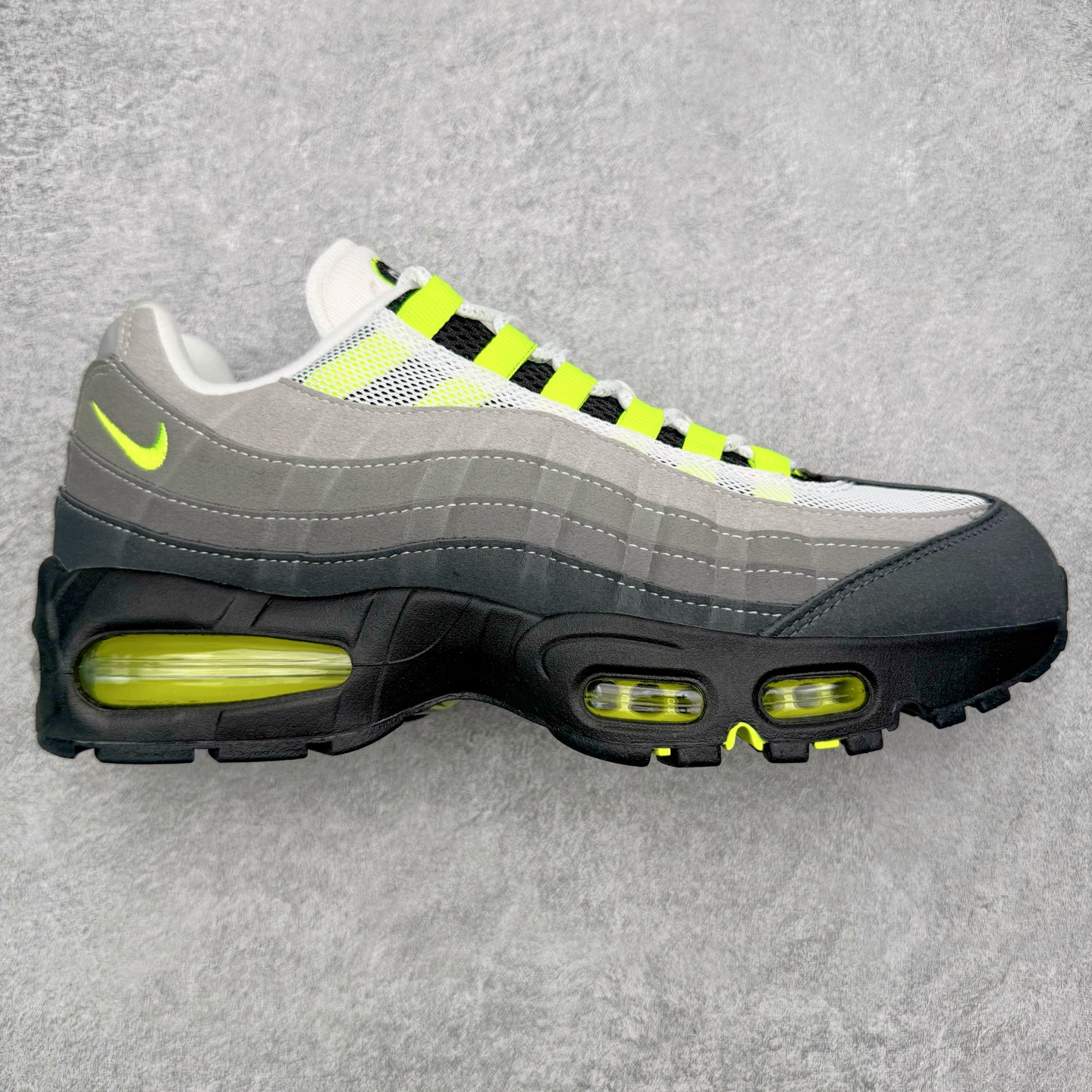 ＃KZ神版 NK Air Max 95 OG 舒适百搭耐磨低帮气垫休闲跑步鞋 灰绿 HM4740-001 亲自操刀耗时半年开发 重金购买全套印尼原厂纸板楦头开发 2025官方主推系列 致敬诞生30周年的传奇鞋型 Air Max 95 系列再度重磅复刻归来 以全新配色续写光辉历史 更以现代手法重塑经典 将复古风格与前沿科技完美融合 一比一鞋头弧度高度鞋身弧度 东莞原厂模具大底 一码一模 原厂高韧性Tpu 独家供应45.5 48.5 原厂特供同批次皮料与Zp零色差 原厂特供内外标均可过绿X扫描认证 独家原装Big Bubble气垫 气垫体积更大 提供更强的缓震性能和回弹性 进口玻璃冲刀皮料裁剪零毛边 电脑针车工艺 鞋面不留荧光细节 平台可冲 超高鞋面清洁度 最高QC检验标准 控制溢胶瑕疵 每一双都是工艺品 实拍调校N版已经零色差零失真 百分百还原实物色彩所见即所得 不存在货不对板色差等低级问题 选购参考实物拍摄 不混卖不参货 只用心做好货严格选品 承诺混一赔十 尺码：35.5 36 36.5 37.5 38 38.5 39 40 40.5 41 42 42.5 43 44 44.5 45 45.5 46 47.5 48.5-选品中心