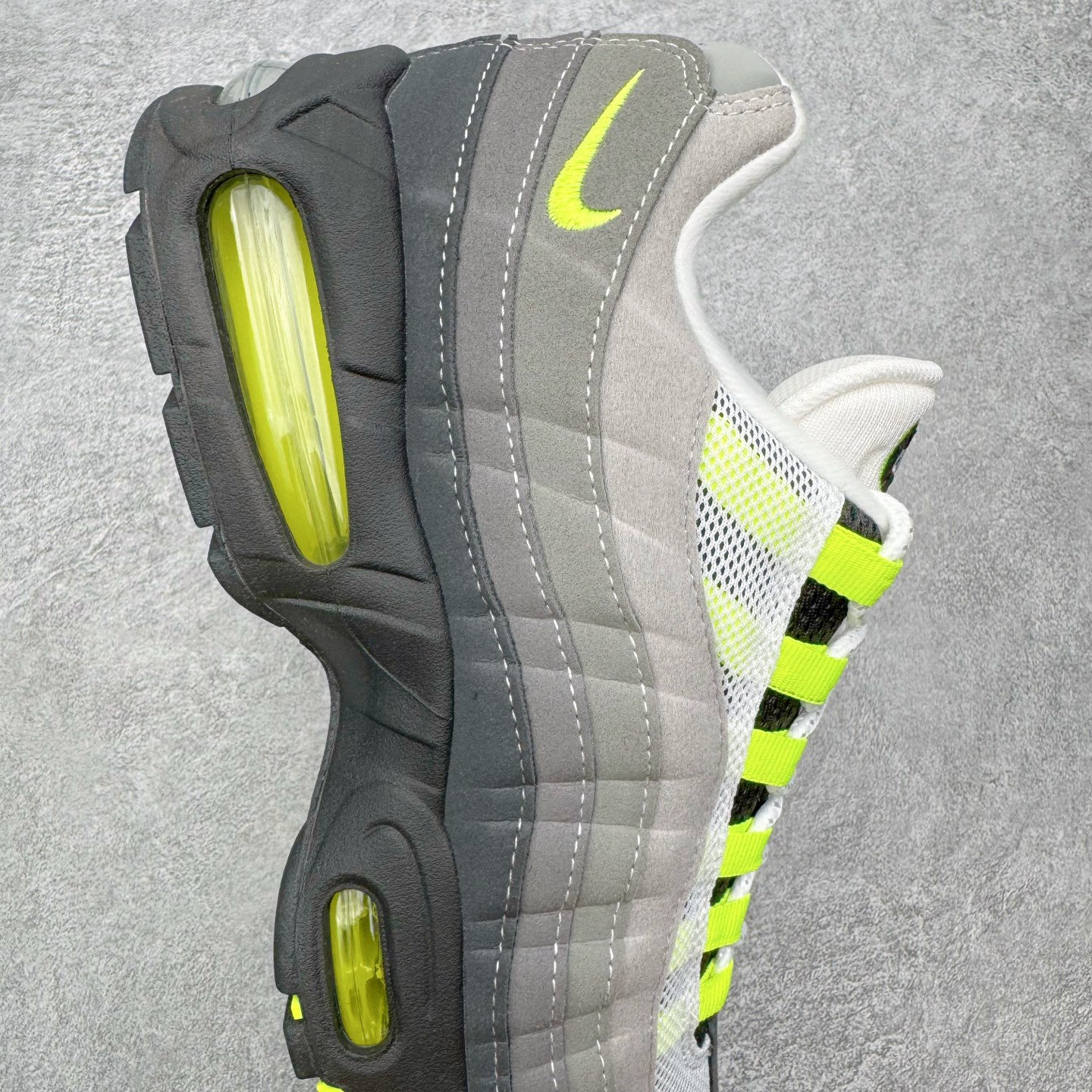 图片[6]-＃KZ神版 NK Air Max 95 OG 舒适百搭耐磨低帮气垫休闲跑步鞋 灰绿 HM4740-001 亲自操刀耗时半年开发 重金购买全套印尼原厂纸板楦头开发 2025官方主推系列 致敬诞生30周年的传奇鞋型 Air Max 95 系列再度重磅复刻归来 以全新配色续写光辉历史 更以现代手法重塑经典 将复古风格与前沿科技完美融合 一比一鞋头弧度高度鞋身弧度 东莞原厂模具大底 一码一模 原厂高韧性Tpu 独家供应45.5 48.5 原厂特供同批次皮料与Zp零色差 原厂特供内外标均可过绿X扫描认证 独家原装Big Bubble气垫 气垫体积更大 提供更强的缓震性能和回弹性 进口玻璃冲刀皮料裁剪零毛边 电脑针车工艺 鞋面不留荧光细节 平台可冲 超高鞋面清洁度 最高QC检验标准 控制溢胶瑕疵 每一双都是工艺品 实拍调校N版已经零色差零失真 百分百还原实物色彩所见即所得 不存在货不对板色差等低级问题 选购参考实物拍摄 不混卖不参货 只用心做好货严格选品 承诺混一赔十 尺码：35.5 36 36.5 37.5 38 38.5 39 40 40.5 41 42 42.5 43 44 44.5 45 45.5 46 47.5 48.5-选品中心