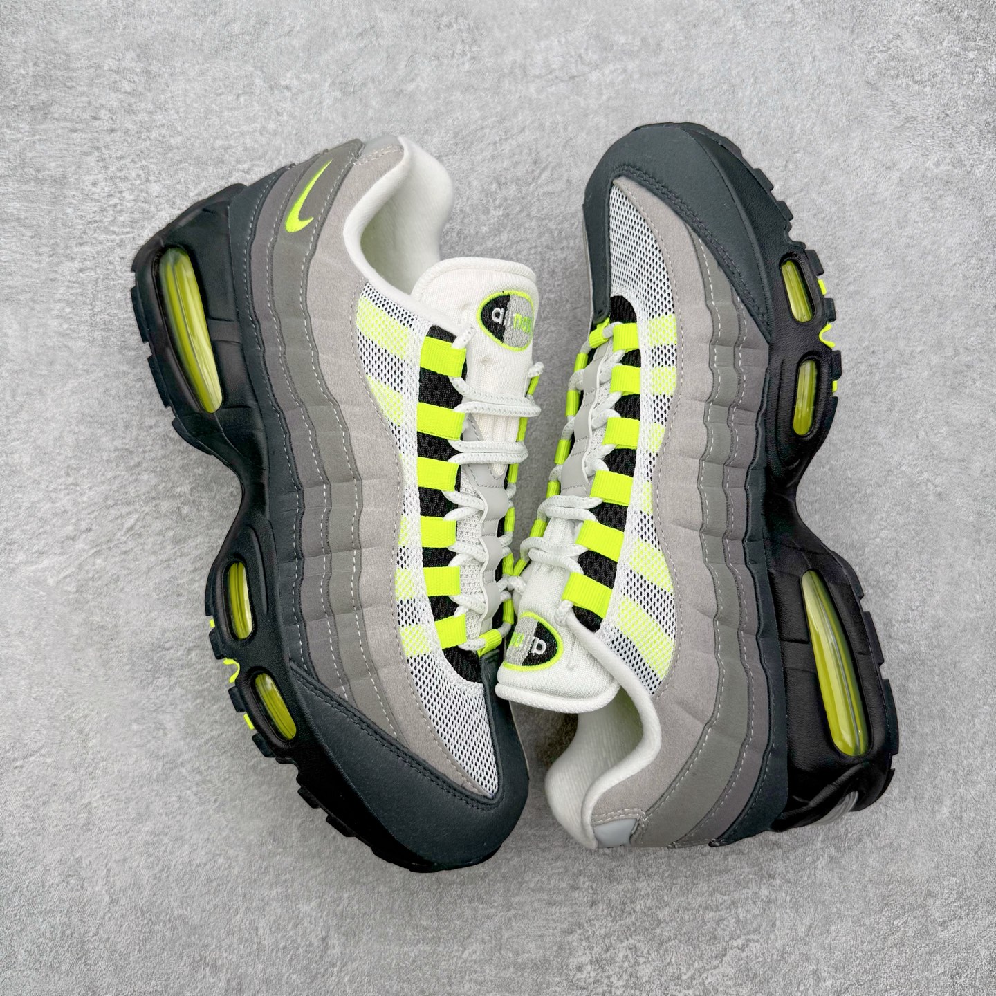 图片[3]-＃KZ神版 NK Air Max 95 OG 舒适百搭耐磨低帮气垫休闲跑步鞋 灰绿 HM4740-001 亲自操刀耗时半年开发 重金购买全套印尼原厂纸板楦头开发 2025官方主推系列 致敬诞生30周年的传奇鞋型 Air Max 95 系列再度重磅复刻归来 以全新配色续写光辉历史 更以现代手法重塑经典 将复古风格与前沿科技完美融合 一比一鞋头弧度高度鞋身弧度 东莞原厂模具大底 一码一模 原厂高韧性Tpu 独家供应45.5 48.5 原厂特供同批次皮料与Zp零色差 原厂特供内外标均可过绿X扫描认证 独家原装Big Bubble气垫 气垫体积更大 提供更强的缓震性能和回弹性 进口玻璃冲刀皮料裁剪零毛边 电脑针车工艺 鞋面不留荧光细节 平台可冲 超高鞋面清洁度 最高QC检验标准 控制溢胶瑕疵 每一双都是工艺品 实拍调校N版已经零色差零失真 百分百还原实物色彩所见即所得 不存在货不对板色差等低级问题 选购参考实物拍摄 不混卖不参货 只用心做好货严格选品 承诺混一赔十 尺码：35.5 36 36.5 37.5 38 38.5 39 40 40.5 41 42 42.5 43 44 44.5 45 45.5 46 47.5 48.5-选品中心