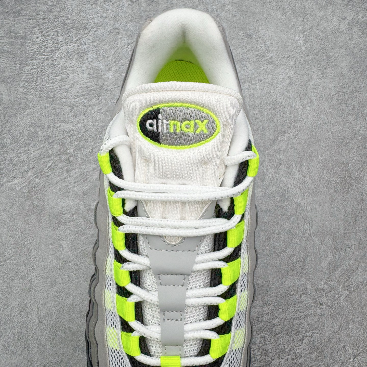 图片[5]-＃KZ神版 NK Air Max 95 OG 舒适百搭耐磨低帮气垫休闲跑步鞋 灰绿 HM4740-001 亲自操刀耗时半年开发 重金购买全套印尼原厂纸板楦头开发 2025官方主推系列 致敬诞生30周年的传奇鞋型 Air Max 95 系列再度重磅复刻归来 以全新配色续写光辉历史 更以现代手法重塑经典 将复古风格与前沿科技完美融合 一比一鞋头弧度高度鞋身弧度 东莞原厂模具大底 一码一模 原厂高韧性Tpu 独家供应45.5 48.5 原厂特供同批次皮料与Zp零色差 原厂特供内外标均可过绿X扫描认证 独家原装Big Bubble气垫 气垫体积更大 提供更强的缓震性能和回弹性 进口玻璃冲刀皮料裁剪零毛边 电脑针车工艺 鞋面不留荧光细节 平台可冲 超高鞋面清洁度 最高QC检验标准 控制溢胶瑕疵 每一双都是工艺品 实拍调校N版已经零色差零失真 百分百还原实物色彩所见即所得 不存在货不对板色差等低级问题 选购参考实物拍摄 不混卖不参货 只用心做好货严格选品 承诺混一赔十 尺码：35.5 36 36.5 37.5 38 38.5 39 40 40.5 41 42 42.5 43 44 44.5 45 45.5 46 47.5 48.5-选品中心