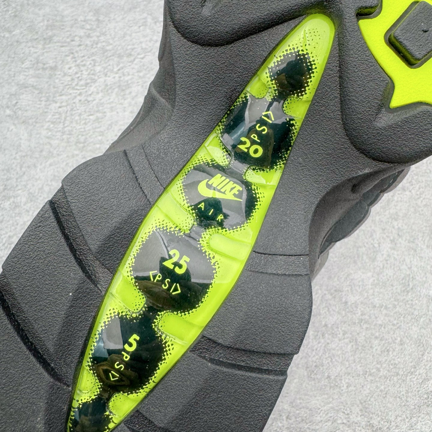 图片[19]-＃KZ神版 NK Air Max 95 OG 舒适百搭耐磨低帮气垫休闲跑步鞋 灰绿 HM4740-001 亲自操刀耗时半年开发 重金购买全套印尼原厂纸板楦头开发 2025官方主推系列 致敬诞生30周年的传奇鞋型 Air Max 95 系列再度重磅复刻归来 以全新配色续写光辉历史 更以现代手法重塑经典 将复古风格与前沿科技完美融合 一比一鞋头弧度高度鞋身弧度 东莞原厂模具大底 一码一模 原厂高韧性Tpu 独家供应45.5 48.5 原厂特供同批次皮料与Zp零色差 原厂特供内外标均可过绿X扫描认证 独家原装Big Bubble气垫 气垫体积更大 提供更强的缓震性能和回弹性 进口玻璃冲刀皮料裁剪零毛边 电脑针车工艺 鞋面不留荧光细节 平台可冲 超高鞋面清洁度 最高QC检验标准 控制溢胶瑕疵 每一双都是工艺品 实拍调校N版已经零色差零失真 百分百还原实物色彩所见即所得 不存在货不对板色差等低级问题 选购参考实物拍摄 不混卖不参货 只用心做好货严格选品 承诺混一赔十 尺码：35.5 36 36.5 37.5 38 38.5 39 40 40.5 41 42 42.5 43 44 44.5 45 45.5 46 47.5 48.5-选品中心