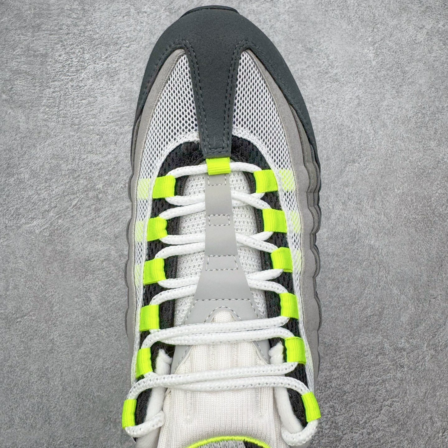 图片[4]-＃KZ神版 NK Air Max 95 OG 舒适百搭耐磨低帮气垫休闲跑步鞋 灰绿 HM4740-001 亲自操刀耗时半年开发 重金购买全套印尼原厂纸板楦头开发 2025官方主推系列 致敬诞生30周年的传奇鞋型 Air Max 95 系列再度重磅复刻归来 以全新配色续写光辉历史 更以现代手法重塑经典 将复古风格与前沿科技完美融合 一比一鞋头弧度高度鞋身弧度 东莞原厂模具大底 一码一模 原厂高韧性Tpu 独家供应45.5 48.5 原厂特供同批次皮料与Zp零色差 原厂特供内外标均可过绿X扫描认证 独家原装Big Bubble气垫 气垫体积更大 提供更强的缓震性能和回弹性 进口玻璃冲刀皮料裁剪零毛边 电脑针车工艺 鞋面不留荧光细节 平台可冲 超高鞋面清洁度 最高QC检验标准 控制溢胶瑕疵 每一双都是工艺品 实拍调校N版已经零色差零失真 百分百还原实物色彩所见即所得 不存在货不对板色差等低级问题 选购参考实物拍摄 不混卖不参货 只用心做好货严格选品 承诺混一赔十 尺码：35.5 36 36.5 37.5 38 38.5 39 40 40.5 41 42 42.5 43 44 44.5 45 45.5 46 47.5 48.5-选品中心