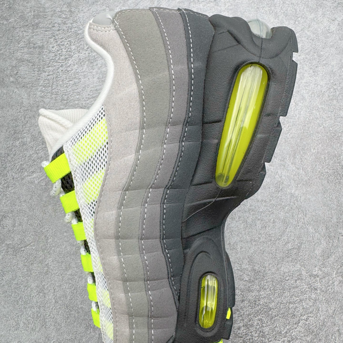 图片[7]-＃KZ神版 NK Air Max 95 OG 舒适百搭耐磨低帮气垫休闲跑步鞋 灰绿 HM4740-001 亲自操刀耗时半年开发 重金购买全套印尼原厂纸板楦头开发 2025官方主推系列 致敬诞生30周年的传奇鞋型 Air Max 95 系列再度重磅复刻归来 以全新配色续写光辉历史 更以现代手法重塑经典 将复古风格与前沿科技完美融合 一比一鞋头弧度高度鞋身弧度 东莞原厂模具大底 一码一模 原厂高韧性Tpu 独家供应45.5 48.5 原厂特供同批次皮料与Zp零色差 原厂特供内外标均可过绿X扫描认证 独家原装Big Bubble气垫 气垫体积更大 提供更强的缓震性能和回弹性 进口玻璃冲刀皮料裁剪零毛边 电脑针车工艺 鞋面不留荧光细节 平台可冲 超高鞋面清洁度 最高QC检验标准 控制溢胶瑕疵 每一双都是工艺品 实拍调校N版已经零色差零失真 百分百还原实物色彩所见即所得 不存在货不对板色差等低级问题 选购参考实物拍摄 不混卖不参货 只用心做好货严格选品 承诺混一赔十 尺码：35.5 36 36.5 37.5 38 38.5 39 40 40.5 41 42 42.5 43 44 44.5 45 45.5 46 47.5 48.5-选品中心