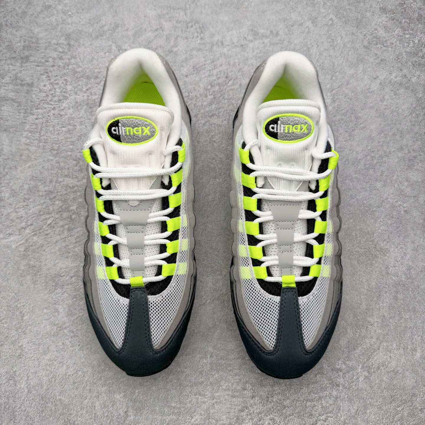 图片[2]-＃KZ神版 NK Air Max 95 OG 舒适百搭耐磨低帮气垫休闲跑步鞋 灰绿 HM4740-001 亲自操刀耗时半年开发 重金购买全套印尼原厂纸板楦头开发 2025官方主推系列 致敬诞生30周年的传奇鞋型 Air Max 95 系列再度重磅复刻归来 以全新配色续写光辉历史 更以现代手法重塑经典 将复古风格与前沿科技完美融合 一比一鞋头弧度高度鞋身弧度 东莞原厂模具大底 一码一模 原厂高韧性Tpu 独家供应45.5 48.5 原厂特供同批次皮料与Zp零色差 原厂特供内外标均可过绿X扫描认证 独家原装Big Bubble气垫 气垫体积更大 提供更强的缓震性能和回弹性 进口玻璃冲刀皮料裁剪零毛边 电脑针车工艺 鞋面不留荧光细节 平台可冲 超高鞋面清洁度 最高QC检验标准 控制溢胶瑕疵 每一双都是工艺品 实拍调校N版已经零色差零失真 百分百还原实物色彩所见即所得 不存在货不对板色差等低级问题 选购参考实物拍摄 不混卖不参货 只用心做好货严格选品 承诺混一赔十 尺码：35.5 36 36.5 37.5 38 38.5 39 40 40.5 41 42 42.5 43 44 44.5 45 45.5 46 47.5 48.5-选品中心