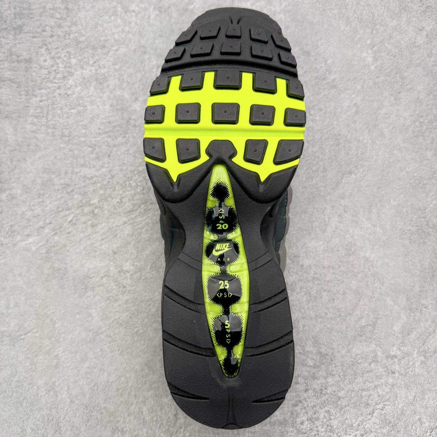 图片[9]-＃KZ神版 NK Air Max 95 OG 舒适百搭耐磨低帮气垫休闲跑步鞋 灰绿 HM4740-001 亲自操刀耗时半年开发 重金购买全套印尼原厂纸板楦头开发 2025官方主推系列 致敬诞生30周年的传奇鞋型 Air Max 95 系列再度重磅复刻归来 以全新配色续写光辉历史 更以现代手法重塑经典 将复古风格与前沿科技完美融合 一比一鞋头弧度高度鞋身弧度 东莞原厂模具大底 一码一模 原厂高韧性Tpu 独家供应45.5 48.5 原厂特供同批次皮料与Zp零色差 原厂特供内外标均可过绿X扫描认证 独家原装Big Bubble气垫 气垫体积更大 提供更强的缓震性能和回弹性 进口玻璃冲刀皮料裁剪零毛边 电脑针车工艺 鞋面不留荧光细节 平台可冲 超高鞋面清洁度 最高QC检验标准 控制溢胶瑕疵 每一双都是工艺品 实拍调校N版已经零色差零失真 百分百还原实物色彩所见即所得 不存在货不对板色差等低级问题 选购参考实物拍摄 不混卖不参货 只用心做好货严格选品 承诺混一赔十 尺码：35.5 36 36.5 37.5 38 38.5 39 40 40.5 41 42 42.5 43 44 44.5 45 45.5 46 47.5 48.5-选品中心