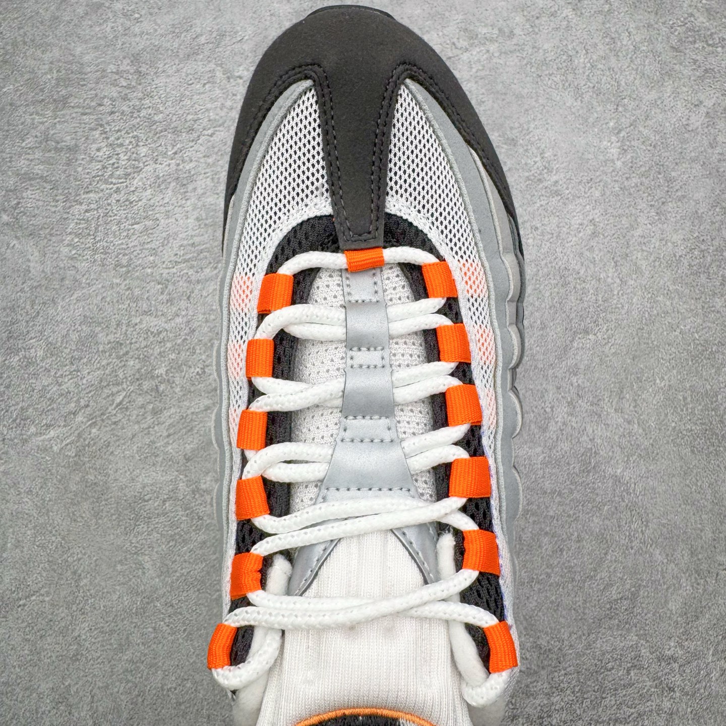 图片[4]-＃KZ神版 NK Air Max 95 OG 舒适百搭耐磨低帮气垫休闲跑步鞋 灰黑橙 HM4740-101 亲自操刀耗时半年开发 重金购买全套印尼原厂纸板楦头开发 2025官方主推系列 致敬诞生30周年的传奇鞋型 Air Max 95 系列再度重磅复刻归来 以全新配色续写光辉历史 更以现代手法重塑经典 将复古风格与前沿科技完美融合 一比一鞋头弧度高度鞋身弧度 东莞原厂模具大底 一码一模 原厂高韧性Tpu 独家供应45.5 48.5 原厂特供同批次皮料与Zp零色差 原厂特供内外标均可过绿X扫描认证 独家原装Big Bubble气垫 气垫体积更大 提供更强的缓震性能和回弹性 进口玻璃冲刀皮料裁剪零毛边 电脑针车工艺 鞋面不留荧光细节 平台可冲 超高鞋面清洁度 最高QC检验标准 控制溢胶瑕疵 每一双都是工艺品 实拍调校N版已经零色差零失真 百分百还原实物色彩所见即所得 不存在货不对板色差等低级问题 选购参考实物拍摄 不混卖不参货 只用心做好货严格选品 承诺混一赔十 尺码：35.5 36 36.5 37.5 38 38.5 39 40 40.5 41 42 42.5 43 44 44.5 45 45.5 46 47.5 48.5-选品中心