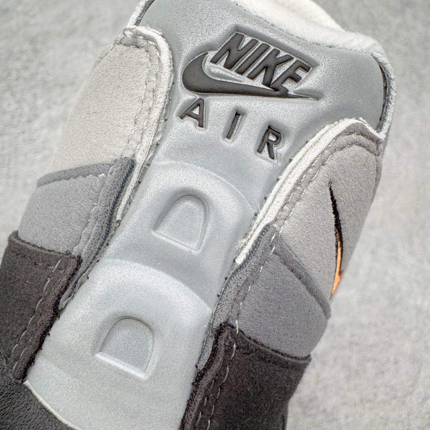 图片[15]-＃KZ神版 NK Air Max 95 OG 舒适百搭耐磨低帮气垫休闲跑步鞋 灰黑橙 HM4740-101 亲自操刀耗时半年开发 重金购买全套印尼原厂纸板楦头开发 2025官方主推系列 致敬诞生30周年的传奇鞋型 Air Max 95 系列再度重磅复刻归来 以全新配色续写光辉历史 更以现代手法重塑经典 将复古风格与前沿科技完美融合 一比一鞋头弧度高度鞋身弧度 东莞原厂模具大底 一码一模 原厂高韧性Tpu 独家供应45.5 48.5 原厂特供同批次皮料与Zp零色差 原厂特供内外标均可过绿X扫描认证 独家原装Big Bubble气垫 气垫体积更大 提供更强的缓震性能和回弹性 进口玻璃冲刀皮料裁剪零毛边 电脑针车工艺 鞋面不留荧光细节 平台可冲 超高鞋面清洁度 最高QC检验标准 控制溢胶瑕疵 每一双都是工艺品 实拍调校N版已经零色差零失真 百分百还原实物色彩所见即所得 不存在货不对板色差等低级问题 选购参考实物拍摄 不混卖不参货 只用心做好货严格选品 承诺混一赔十 尺码：35.5 36 36.5 37.5 38 38.5 39 40 40.5 41 42 42.5 43 44 44.5 45 45.5 46 47.5 48.5-选品中心