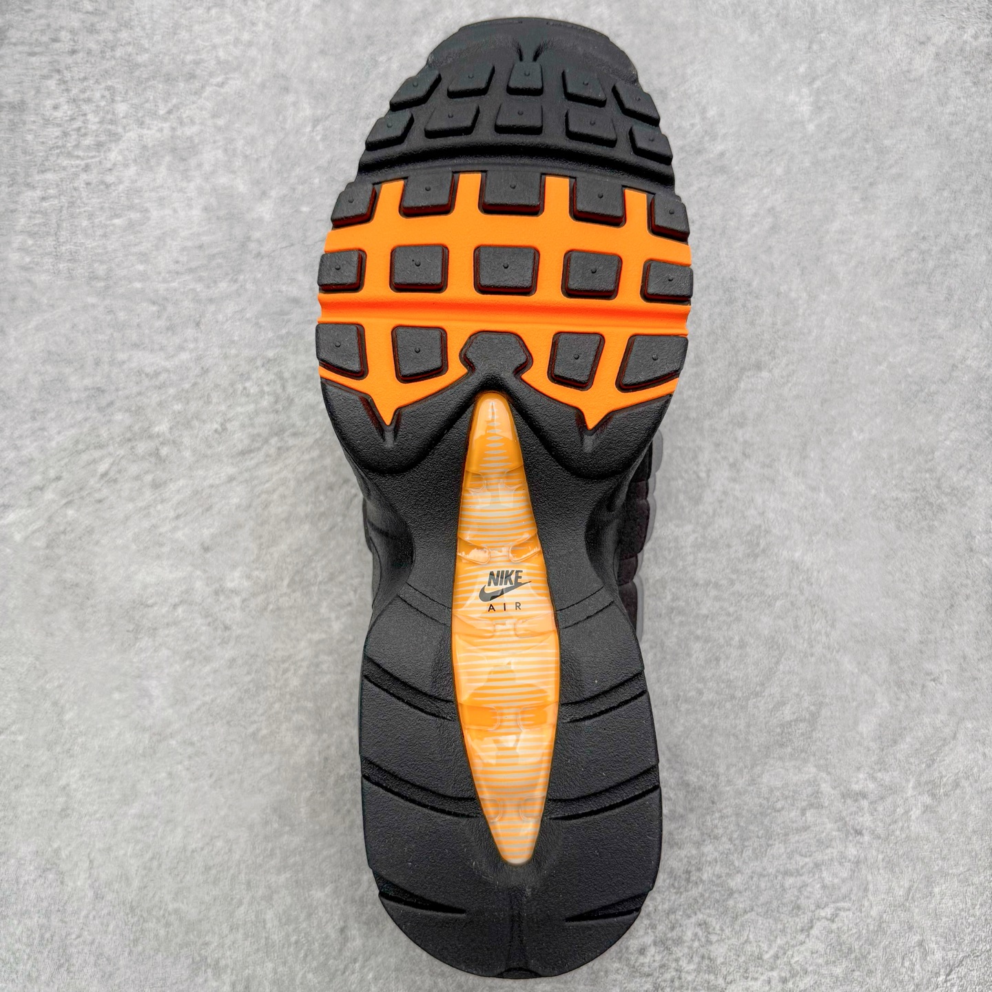 图片[9]-＃KZ神版 NK Air Max 95 OG 舒适百搭耐磨低帮气垫休闲跑步鞋 灰黑橙 HM4740-101 亲自操刀耗时半年开发 重金购买全套印尼原厂纸板楦头开发 2025官方主推系列 致敬诞生30周年的传奇鞋型 Air Max 95 系列再度重磅复刻归来 以全新配色续写光辉历史 更以现代手法重塑经典 将复古风格与前沿科技完美融合 一比一鞋头弧度高度鞋身弧度 东莞原厂模具大底 一码一模 原厂高韧性Tpu 独家供应45.5 48.5 原厂特供同批次皮料与Zp零色差 原厂特供内外标均可过绿X扫描认证 独家原装Big Bubble气垫 气垫体积更大 提供更强的缓震性能和回弹性 进口玻璃冲刀皮料裁剪零毛边 电脑针车工艺 鞋面不留荧光细节 平台可冲 超高鞋面清洁度 最高QC检验标准 控制溢胶瑕疵 每一双都是工艺品 实拍调校N版已经零色差零失真 百分百还原实物色彩所见即所得 不存在货不对板色差等低级问题 选购参考实物拍摄 不混卖不参货 只用心做好货严格选品 承诺混一赔十 尺码：35.5 36 36.5 37.5 38 38.5 39 40 40.5 41 42 42.5 43 44 44.5 45 45.5 46 47.5 48.5-选品中心