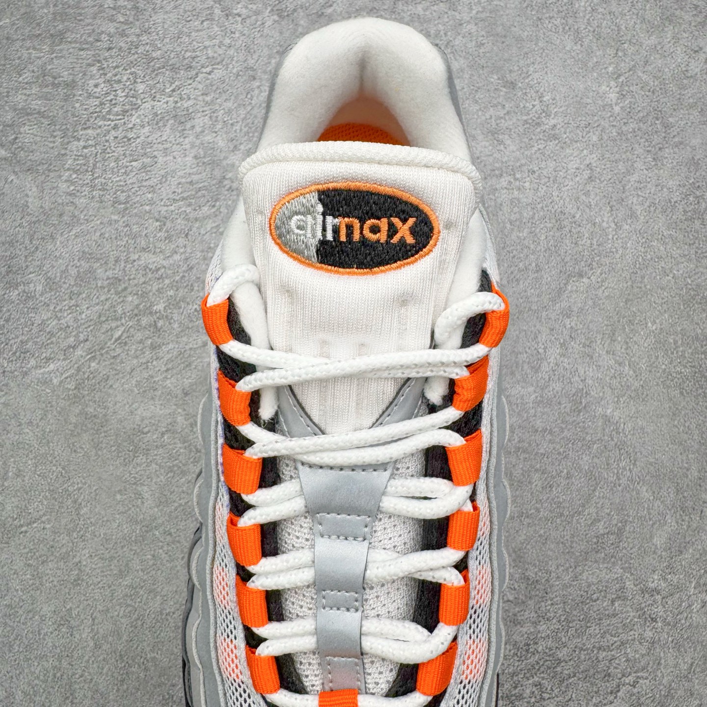 图片[5]-＃KZ神版 NK Air Max 95 OG 舒适百搭耐磨低帮气垫休闲跑步鞋 灰黑橙 HM4740-101 亲自操刀耗时半年开发 重金购买全套印尼原厂纸板楦头开发 2025官方主推系列 致敬诞生30周年的传奇鞋型 Air Max 95 系列再度重磅复刻归来 以全新配色续写光辉历史 更以现代手法重塑经典 将复古风格与前沿科技完美融合 一比一鞋头弧度高度鞋身弧度 东莞原厂模具大底 一码一模 原厂高韧性Tpu 独家供应45.5 48.5 原厂特供同批次皮料与Zp零色差 原厂特供内外标均可过绿X扫描认证 独家原装Big Bubble气垫 气垫体积更大 提供更强的缓震性能和回弹性 进口玻璃冲刀皮料裁剪零毛边 电脑针车工艺 鞋面不留荧光细节 平台可冲 超高鞋面清洁度 最高QC检验标准 控制溢胶瑕疵 每一双都是工艺品 实拍调校N版已经零色差零失真 百分百还原实物色彩所见即所得 不存在货不对板色差等低级问题 选购参考实物拍摄 不混卖不参货 只用心做好货严格选品 承诺混一赔十 尺码：35.5 36 36.5 37.5 38 38.5 39 40 40.5 41 42 42.5 43 44 44.5 45 45.5 46 47.5 48.5-选品中心