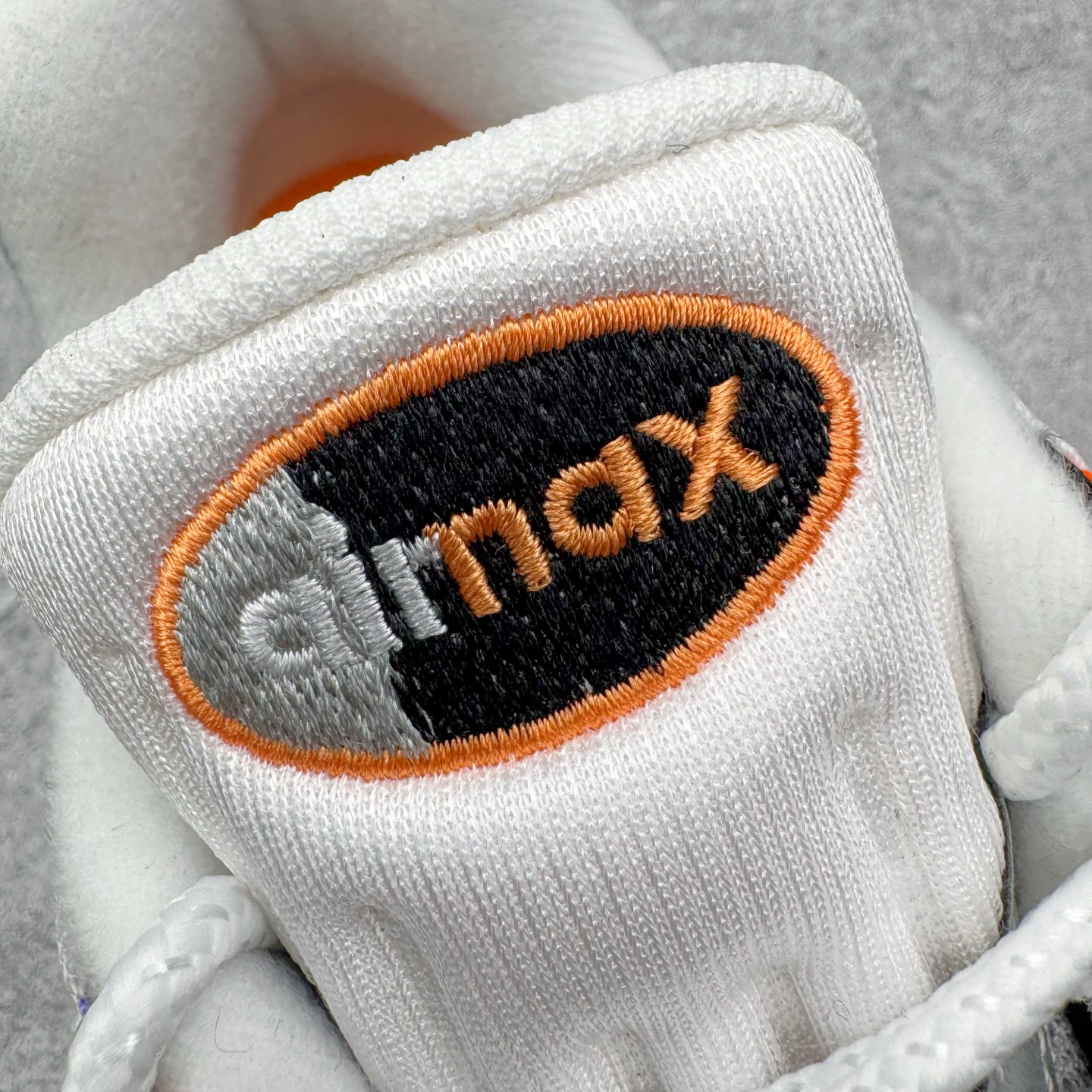 图片[12]-＃KZ神版 NK Air Max 95 OG 舒适百搭耐磨低帮气垫休闲跑步鞋 灰黑橙 HM4740-101 亲自操刀耗时半年开发 重金购买全套印尼原厂纸板楦头开发 2025官方主推系列 致敬诞生30周年的传奇鞋型 Air Max 95 系列再度重磅复刻归来 以全新配色续写光辉历史 更以现代手法重塑经典 将复古风格与前沿科技完美融合 一比一鞋头弧度高度鞋身弧度 东莞原厂模具大底 一码一模 原厂高韧性Tpu 独家供应45.5 48.5 原厂特供同批次皮料与Zp零色差 原厂特供内外标均可过绿X扫描认证 独家原装Big Bubble气垫 气垫体积更大 提供更强的缓震性能和回弹性 进口玻璃冲刀皮料裁剪零毛边 电脑针车工艺 鞋面不留荧光细节 平台可冲 超高鞋面清洁度 最高QC检验标准 控制溢胶瑕疵 每一双都是工艺品 实拍调校N版已经零色差零失真 百分百还原实物色彩所见即所得 不存在货不对板色差等低级问题 选购参考实物拍摄 不混卖不参货 只用心做好货严格选品 承诺混一赔十 尺码：35.5 36 36.5 37.5 38 38.5 39 40 40.5 41 42 42.5 43 44 44.5 45 45.5 46 47.5 48.5-选品中心