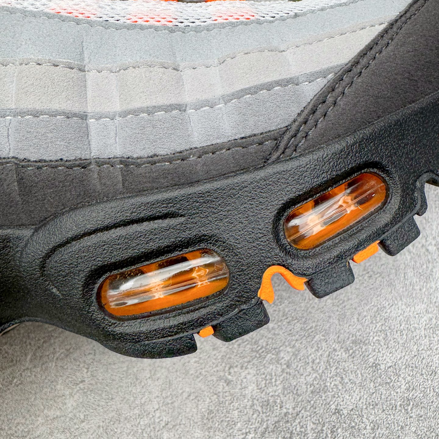 图片[18]-＃KZ神版 NK Air Max 95 OG 舒适百搭耐磨低帮气垫休闲跑步鞋 灰黑橙 HM4740-101 亲自操刀耗时半年开发 重金购买全套印尼原厂纸板楦头开发 2025官方主推系列 致敬诞生30周年的传奇鞋型 Air Max 95 系列再度重磅复刻归来 以全新配色续写光辉历史 更以现代手法重塑经典 将复古风格与前沿科技完美融合 一比一鞋头弧度高度鞋身弧度 东莞原厂模具大底 一码一模 原厂高韧性Tpu 独家供应45.5 48.5 原厂特供同批次皮料与Zp零色差 原厂特供内外标均可过绿X扫描认证 独家原装Big Bubble气垫 气垫体积更大 提供更强的缓震性能和回弹性 进口玻璃冲刀皮料裁剪零毛边 电脑针车工艺 鞋面不留荧光细节 平台可冲 超高鞋面清洁度 最高QC检验标准 控制溢胶瑕疵 每一双都是工艺品 实拍调校N版已经零色差零失真 百分百还原实物色彩所见即所得 不存在货不对板色差等低级问题 选购参考实物拍摄 不混卖不参货 只用心做好货严格选品 承诺混一赔十 尺码：35.5 36 36.5 37.5 38 38.5 39 40 40.5 41 42 42.5 43 44 44.5 45 45.5 46 47.5 48.5-选品中心