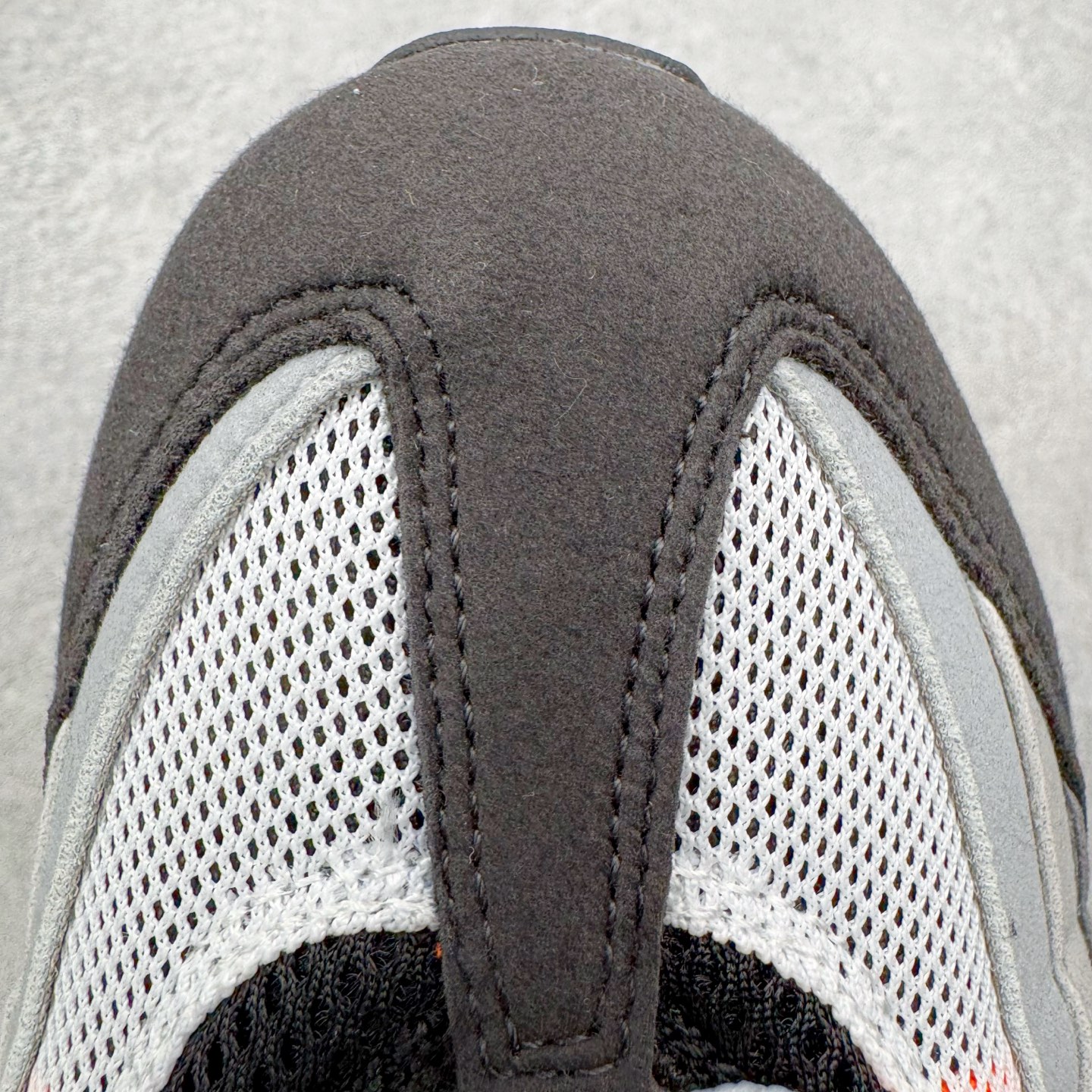 图片[14]-＃KZ神版 NK Air Max 95 OG 舒适百搭耐磨低帮气垫休闲跑步鞋 灰黑橙 HM4740-101 亲自操刀耗时半年开发 重金购买全套印尼原厂纸板楦头开发 2025官方主推系列 致敬诞生30周年的传奇鞋型 Air Max 95 系列再度重磅复刻归来 以全新配色续写光辉历史 更以现代手法重塑经典 将复古风格与前沿科技完美融合 一比一鞋头弧度高度鞋身弧度 东莞原厂模具大底 一码一模 原厂高韧性Tpu 独家供应45.5 48.5 原厂特供同批次皮料与Zp零色差 原厂特供内外标均可过绿X扫描认证 独家原装Big Bubble气垫 气垫体积更大 提供更强的缓震性能和回弹性 进口玻璃冲刀皮料裁剪零毛边 电脑针车工艺 鞋面不留荧光细节 平台可冲 超高鞋面清洁度 最高QC检验标准 控制溢胶瑕疵 每一双都是工艺品 实拍调校N版已经零色差零失真 百分百还原实物色彩所见即所得 不存在货不对板色差等低级问题 选购参考实物拍摄 不混卖不参货 只用心做好货严格选品 承诺混一赔十 尺码：35.5 36 36.5 37.5 38 38.5 39 40 40.5 41 42 42.5 43 44 44.5 45 45.5 46 47.5 48.5-选品中心