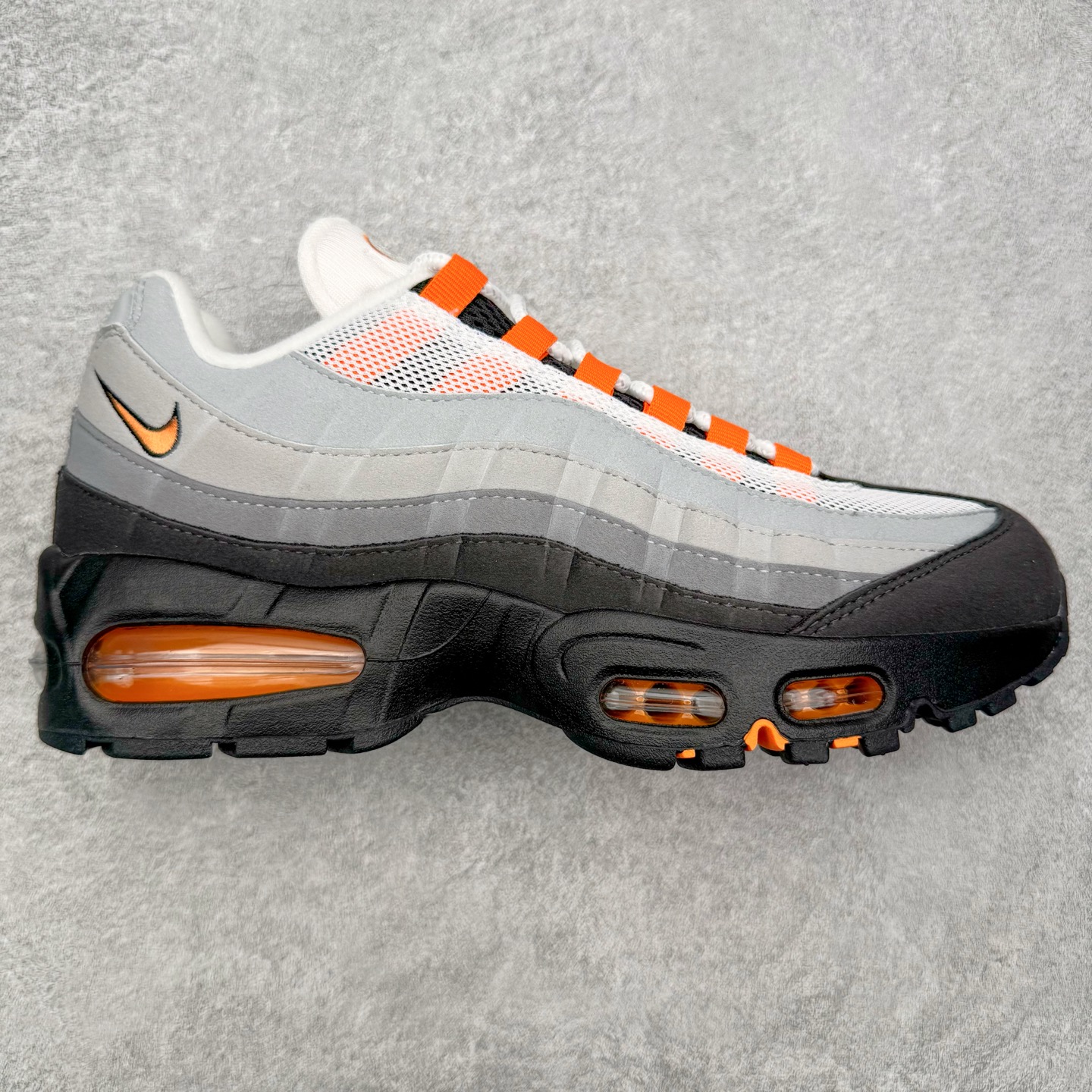＃KZ神版 NK Air Max 95 OG 舒适百搭耐磨低帮气垫休闲跑步鞋 灰黑橙 HM4740-101 亲自操刀耗时半年开发 重金购买全套印尼原厂纸板楦头开发 2025官方主推系列 致敬诞生30周年的传奇鞋型 Air Max 95 系列再度重磅复刻归来 以全新配色续写光辉历史 更以现代手法重塑经典 将复古风格与前沿科技完美融合 一比一鞋头弧度高度鞋身弧度 东莞原厂模具大底 一码一模 原厂高韧性Tpu 独家供应45.5 48.5 原厂特供同批次皮料与Zp零色差 原厂特供内外标均可过绿X扫描认证 独家原装Big Bubble气垫 气垫体积更大 提供更强的缓震性能和回弹性 进口玻璃冲刀皮料裁剪零毛边 电脑针车工艺 鞋面不留荧光细节 平台可冲 超高鞋面清洁度 最高QC检验标准 控制溢胶瑕疵 每一双都是工艺品 实拍调校N版已经零色差零失真 百分百还原实物色彩所见即所得 不存在货不对板色差等低级问题 选购参考实物拍摄 不混卖不参货 只用心做好货严格选品 承诺混一赔十 尺码：35.5 36 36.5 37.5 38 38.5 39 40 40.5 41 42 42.5 43 44 44.5 45 45.5 46 47.5 48.5-选品中心